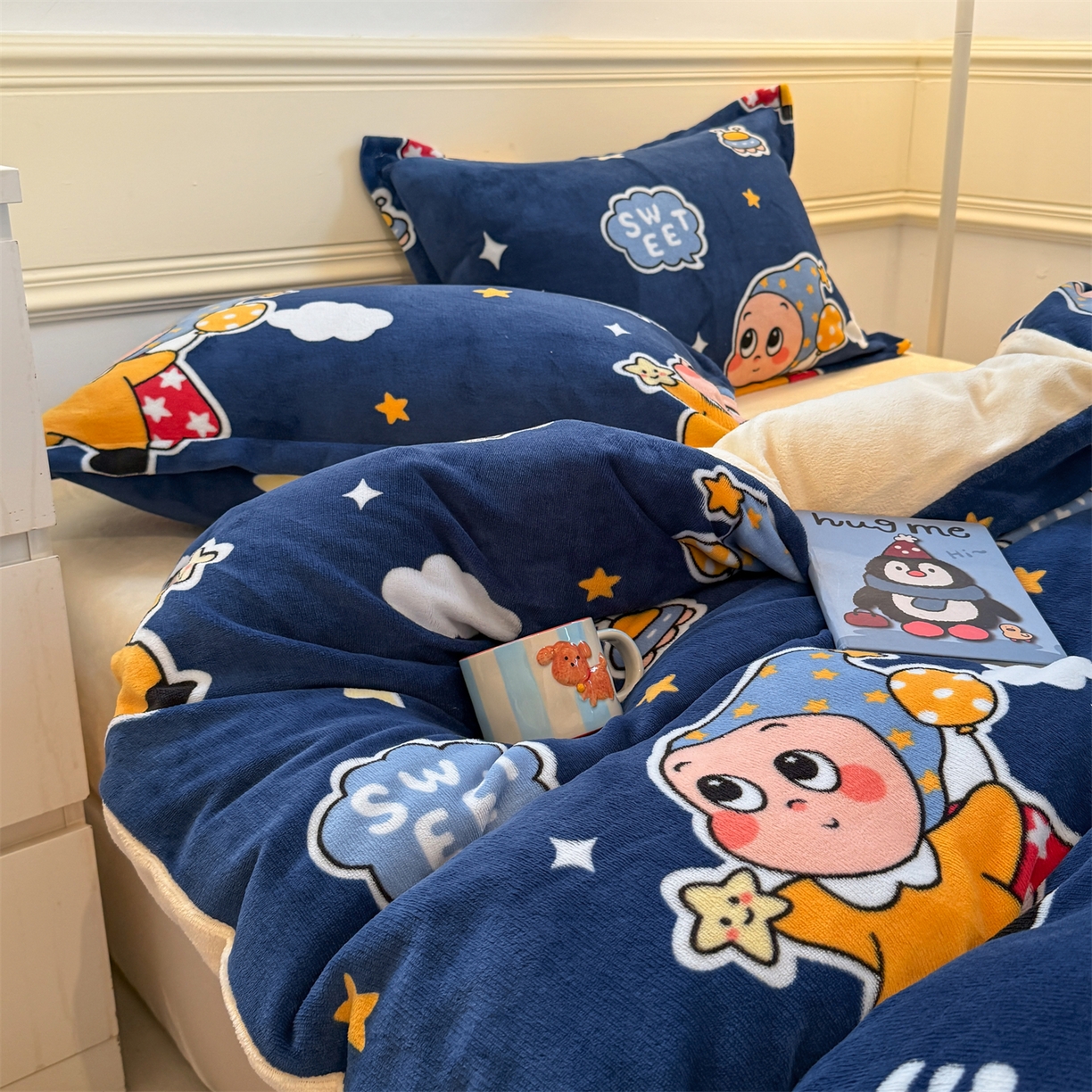 91家纺网 家纺一手货源 找家纺 艾特你 2025新款小清新高克重加厚牛奶绒印花四件套--风格二小窝图 太空宝宝