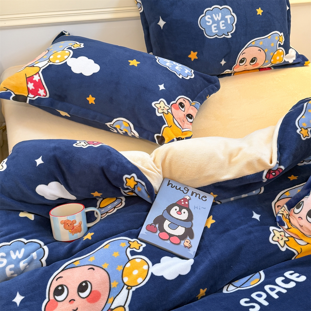 91家纺网 家纺一手货源 找家纺 艾特你 2025新款小清新高克重加厚牛奶绒印花四件套--风格二小窝图 太空宝宝