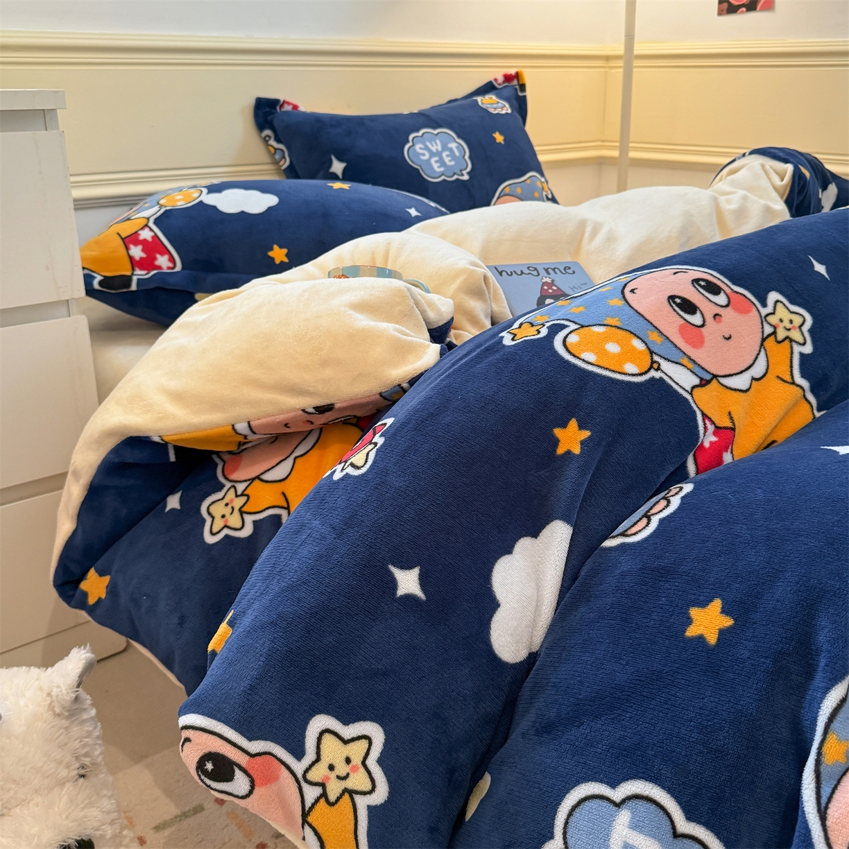 91家纺网 家纺一手货源 找家纺 艾特你 2025新款小清新高克重加厚牛奶绒印花四件套--风格二小窝图 太空宝宝