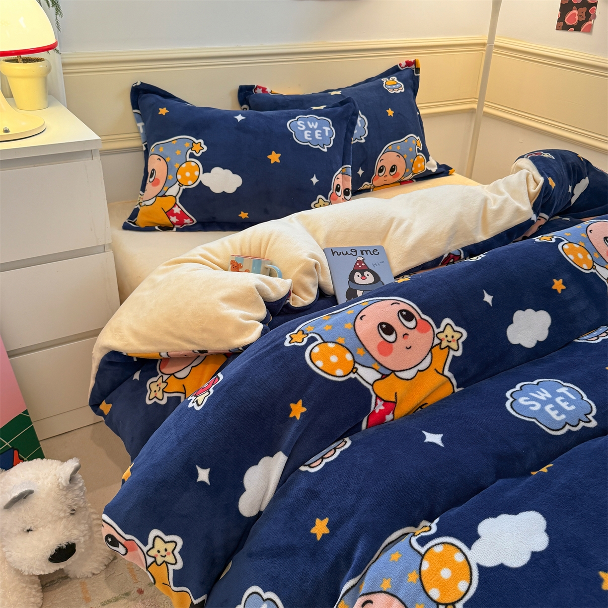 91家纺网 家纺一手货源 找家纺 艾特你 2025新款小清新高克重加厚牛奶绒印花四件套--风格二小窝图 太空宝宝