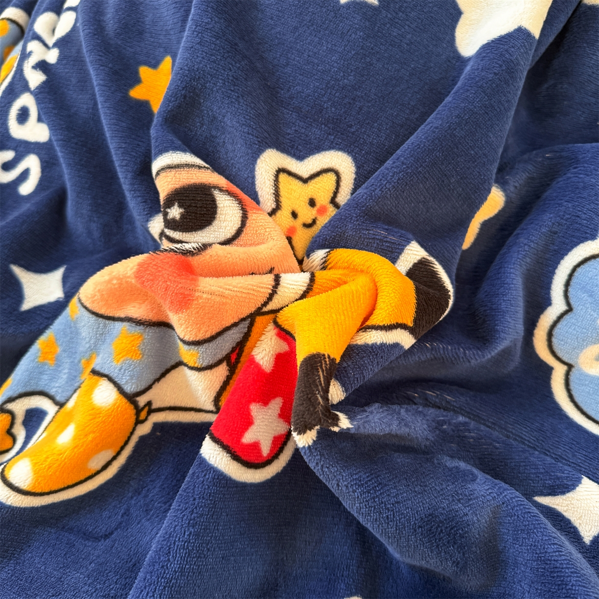 91家纺网 家纺一手货源 找家纺 艾特你 2025新款小清新高克重加厚牛奶绒印花四件套--风格二小窝图 太空宝宝