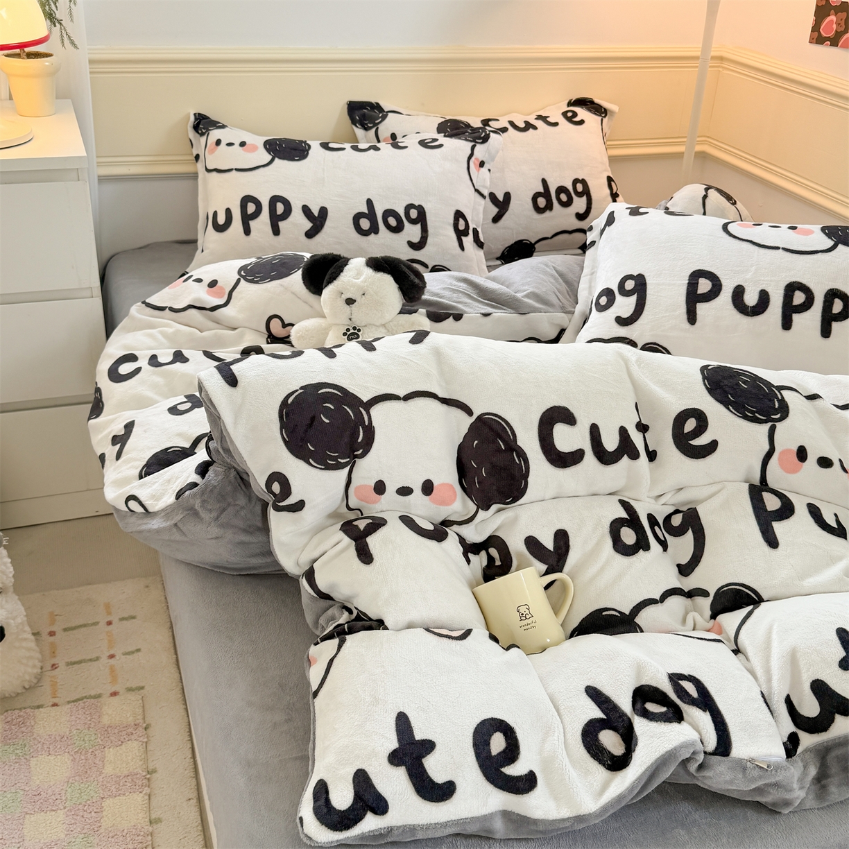 91家纺网 家纺一手货源 找家纺 艾特你 2025新款小清新高克重加厚牛奶绒印花四件套--风格二小窝图 线条狗