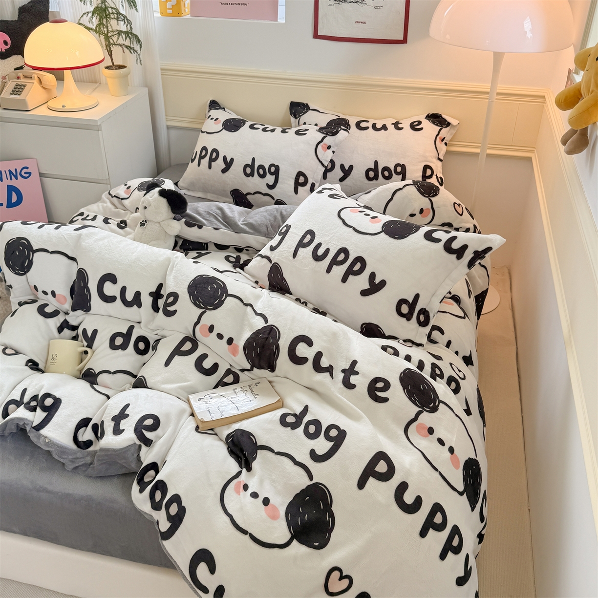 91家纺网 家纺一手货源 找家纺 艾特你 2025新款小清新高克重加厚牛奶绒印花四件套--风格二小窝图 线条狗