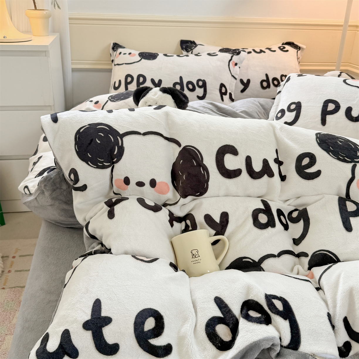 91家纺网 家纺一手货源 找家纺 艾特你 2025新款小清新高克重加厚牛奶绒印花四件套--风格二小窝图 线条狗