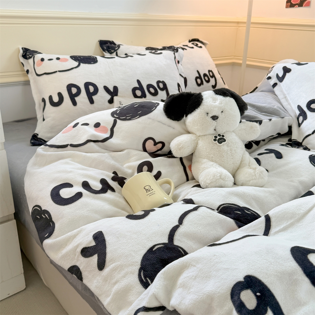 91家纺网 家纺一手货源 找家纺 艾特你 2025新款小清新高克重加厚牛奶绒印花四件套--风格二小窝图 线条狗