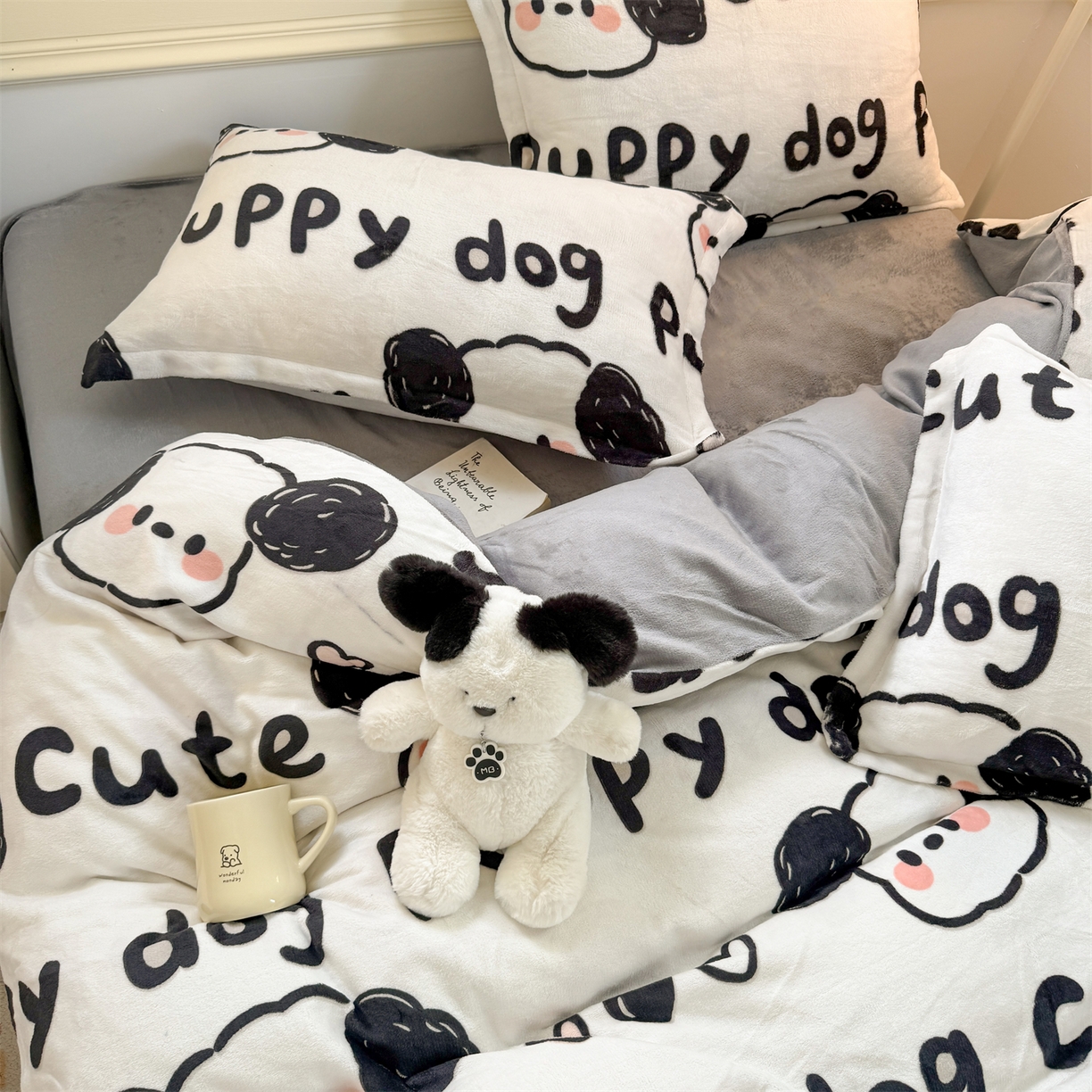 91家纺网 家纺一手货源 找家纺 艾特你 2025新款小清新高克重加厚牛奶绒印花四件套--风格二小窝图 线条狗