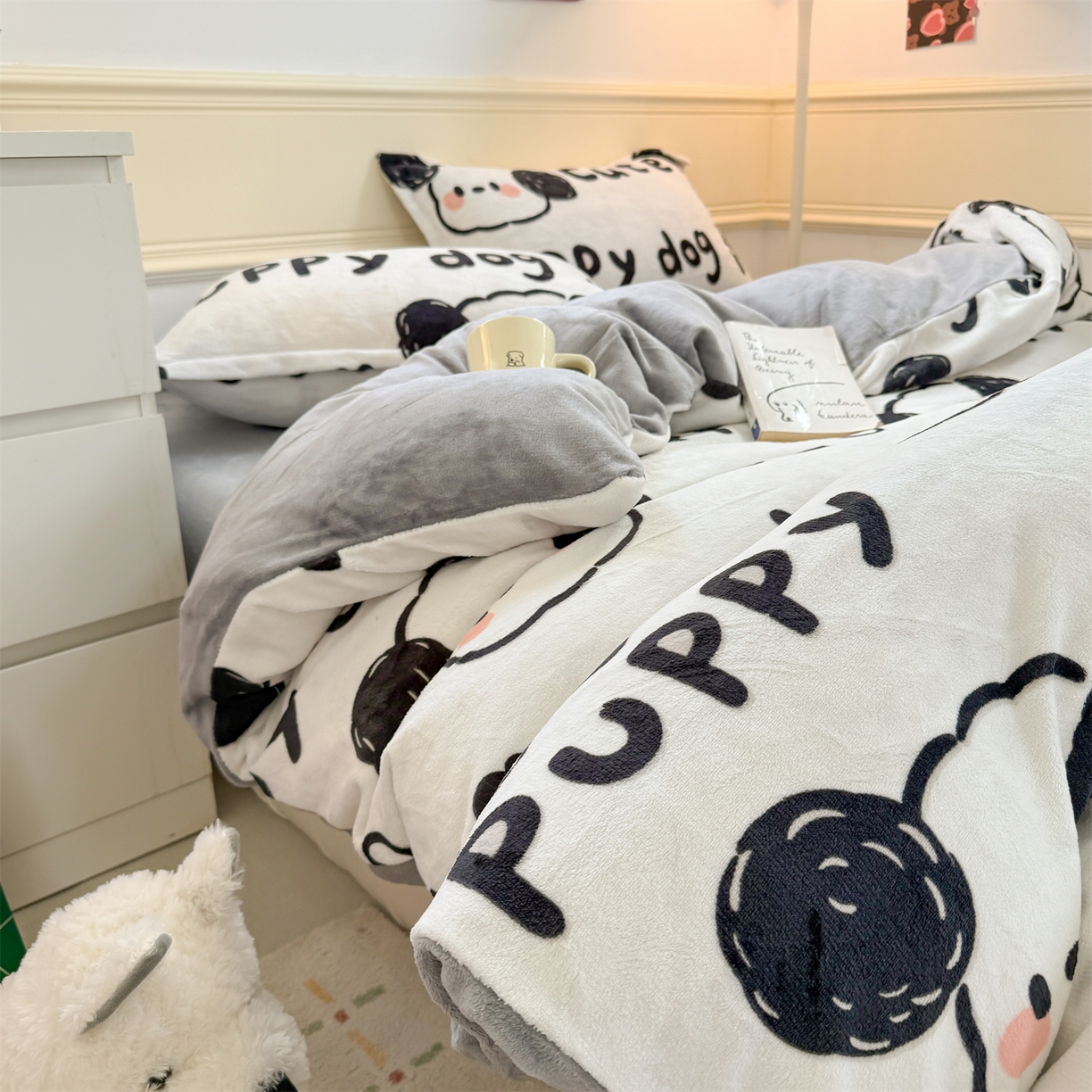 91家纺网 家纺一手货源 找家纺 艾特你 2025新款小清新高克重加厚牛奶绒印花四件套--风格二小窝图 线条狗