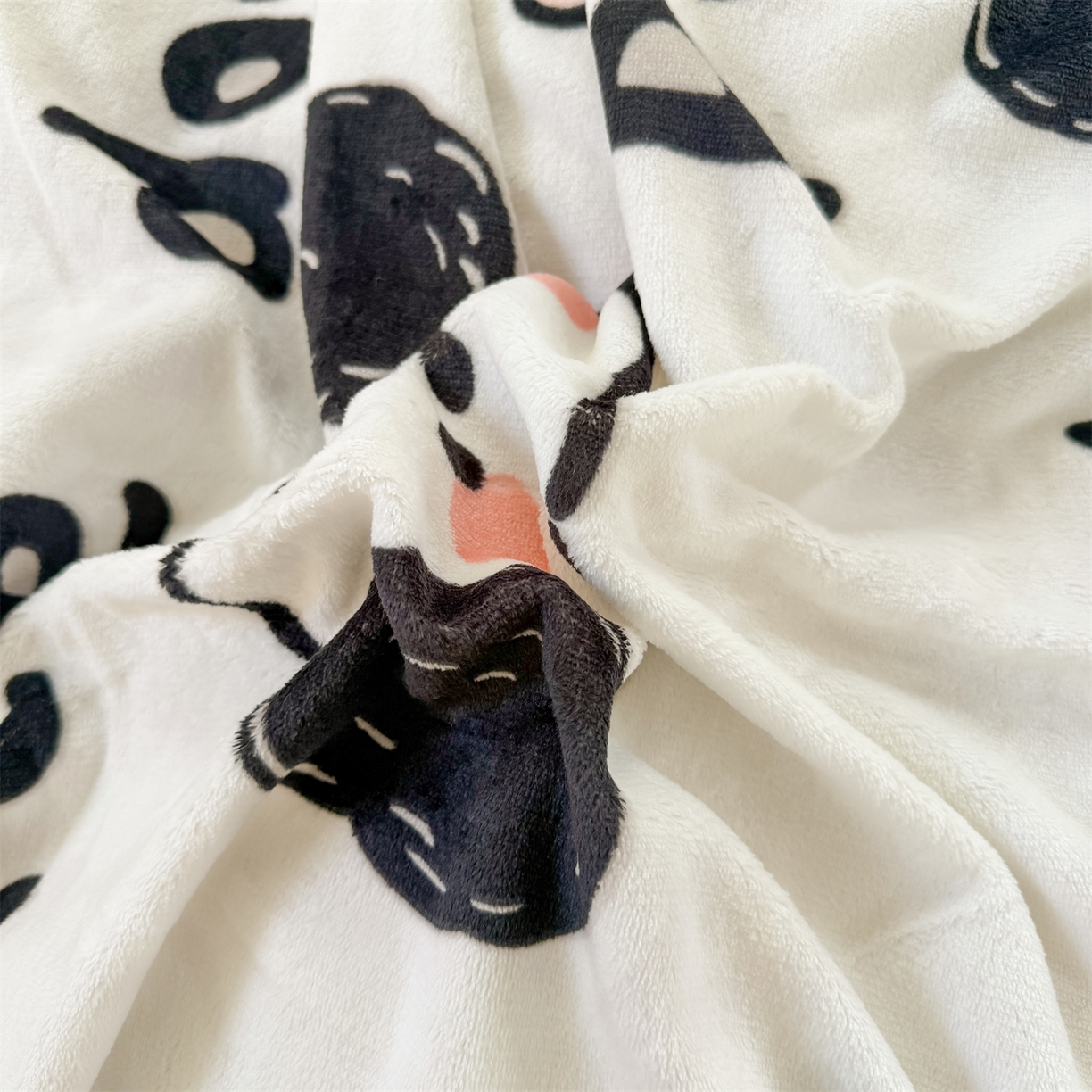 91家纺网 家纺一手货源 找家纺 艾特你 2025新款小清新高克重加厚牛奶绒印花四件套--风格二小窝图 线条狗