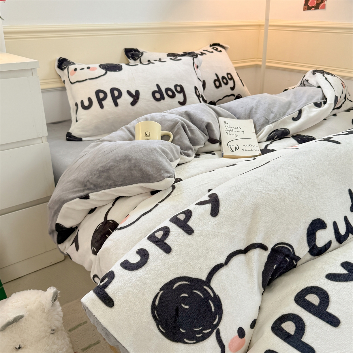 91家纺网 家纺一手货源 找家纺 艾特你 2025新款小清新高克重加厚牛奶绒印花四件套--风格二小窝图 线条狗