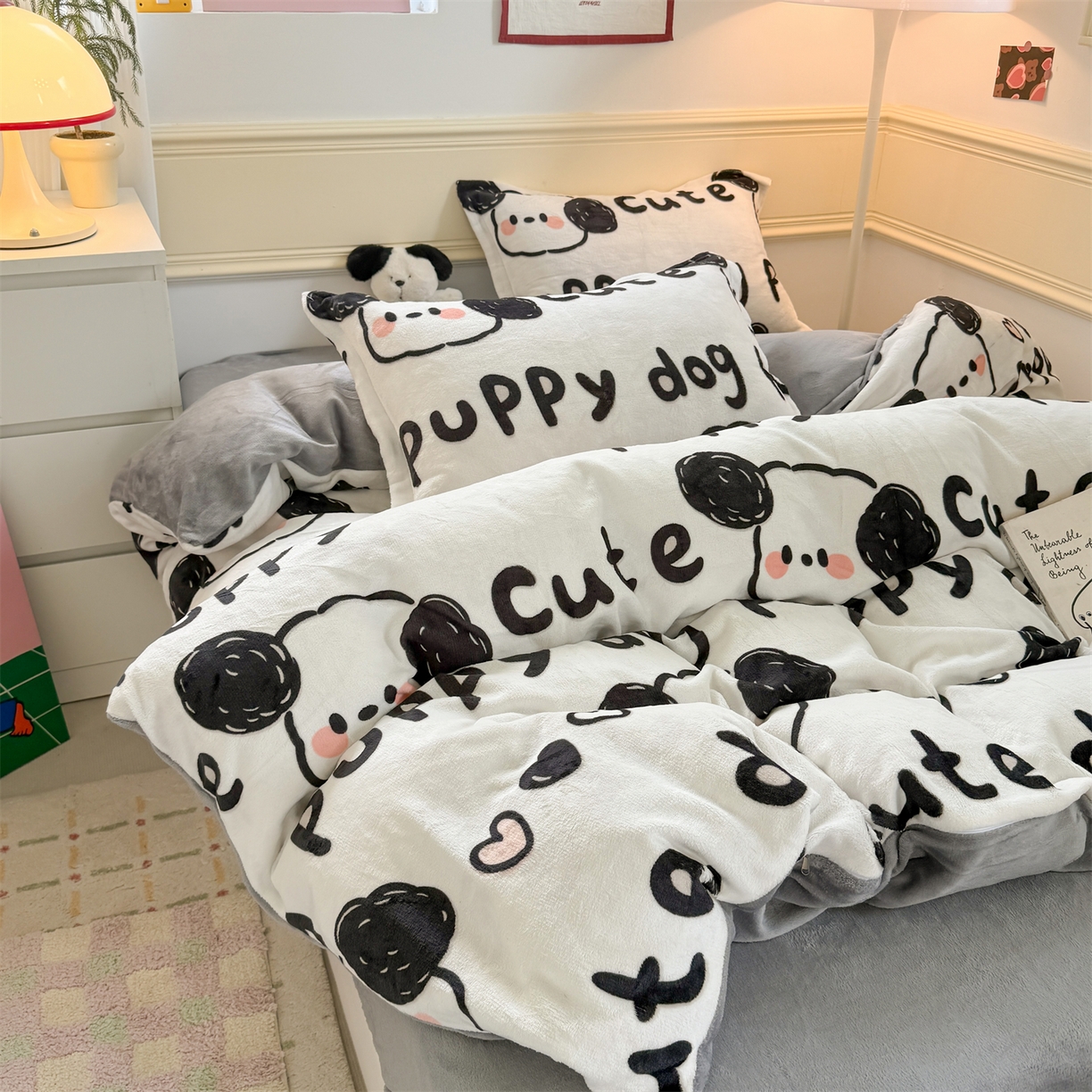 91家纺网 家纺一手货源 找家纺 艾特你 2025新款小清新高克重加厚牛奶绒印花四件套--风格二小窝图 线条狗