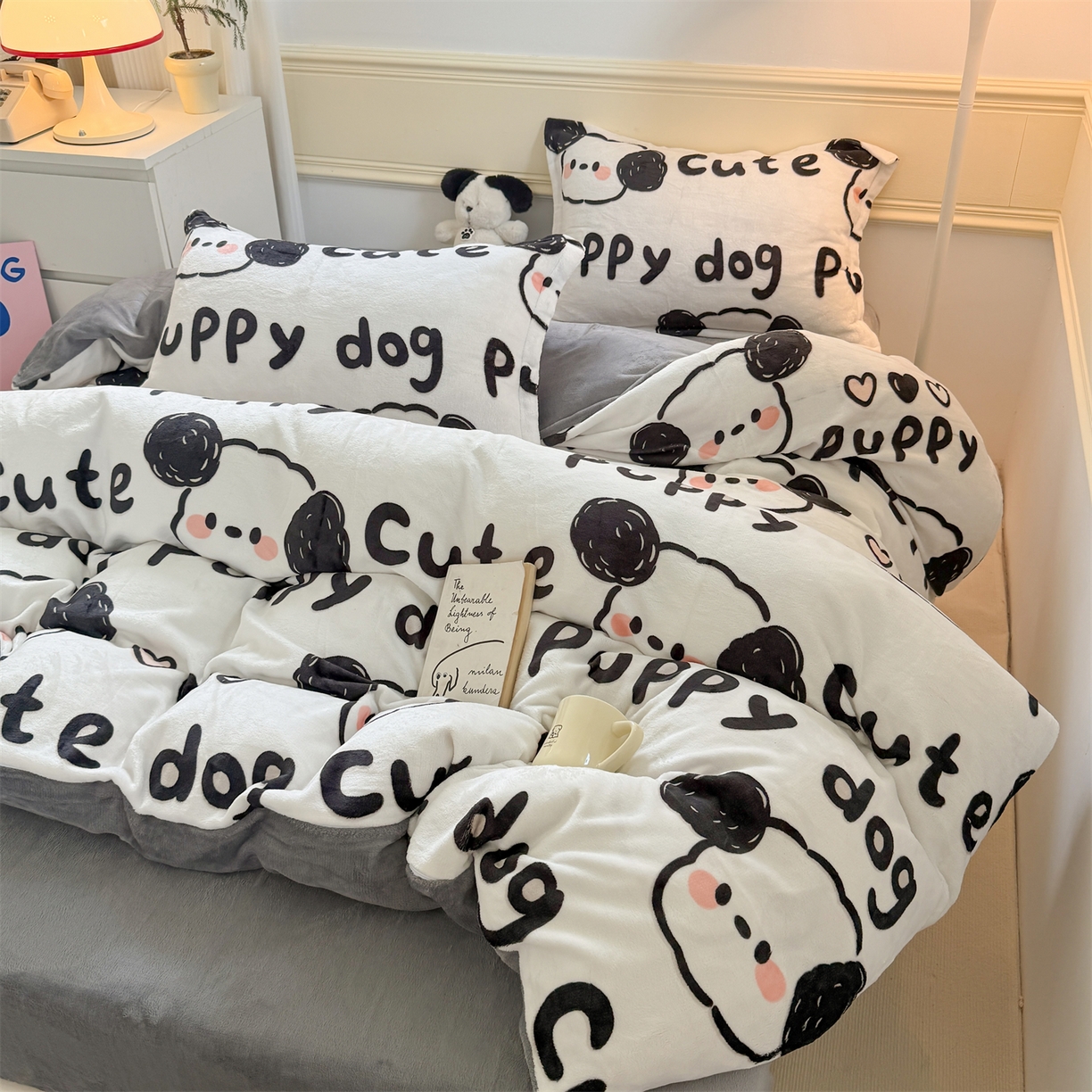 91家纺网 家纺一手货源 找家纺 艾特你 2025新款小清新高克重加厚牛奶绒印花四件套--风格二小窝图 线条狗