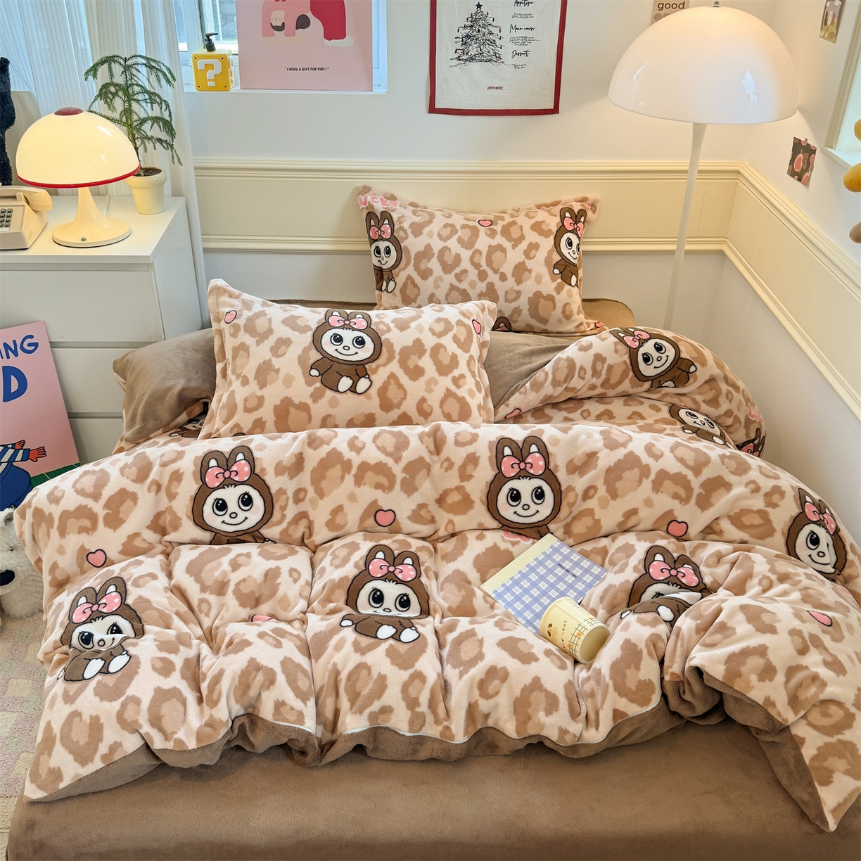 91家纺网 家纺一手货源 找家纺 艾特你 2025新款小清新高克重加厚牛奶绒印花四件套--风格二小窝图 幸运布布