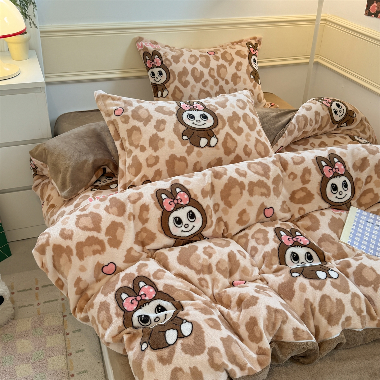 91家纺网 家纺一手货源 找家纺 艾特你 2025新款小清新高克重加厚牛奶绒印花四件套--风格二小窝图 幸运布布