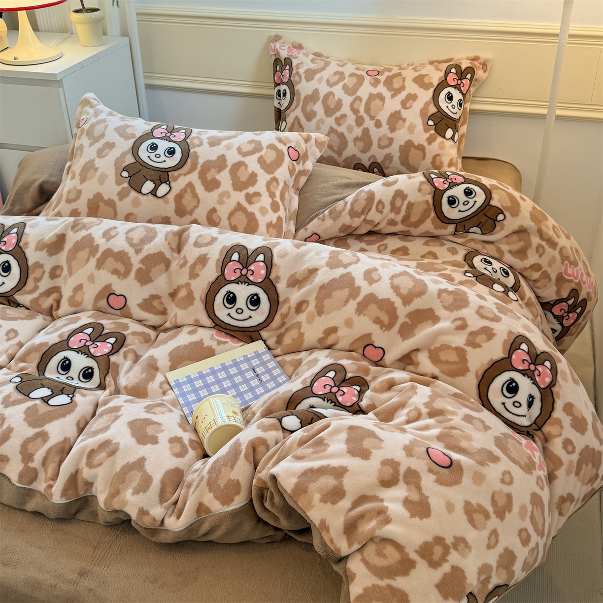 91家纺网 家纺一手货源 找家纺 艾特你 2025新款小清新高克重加厚牛奶绒印花四件套--风格二小窝图 幸运布布