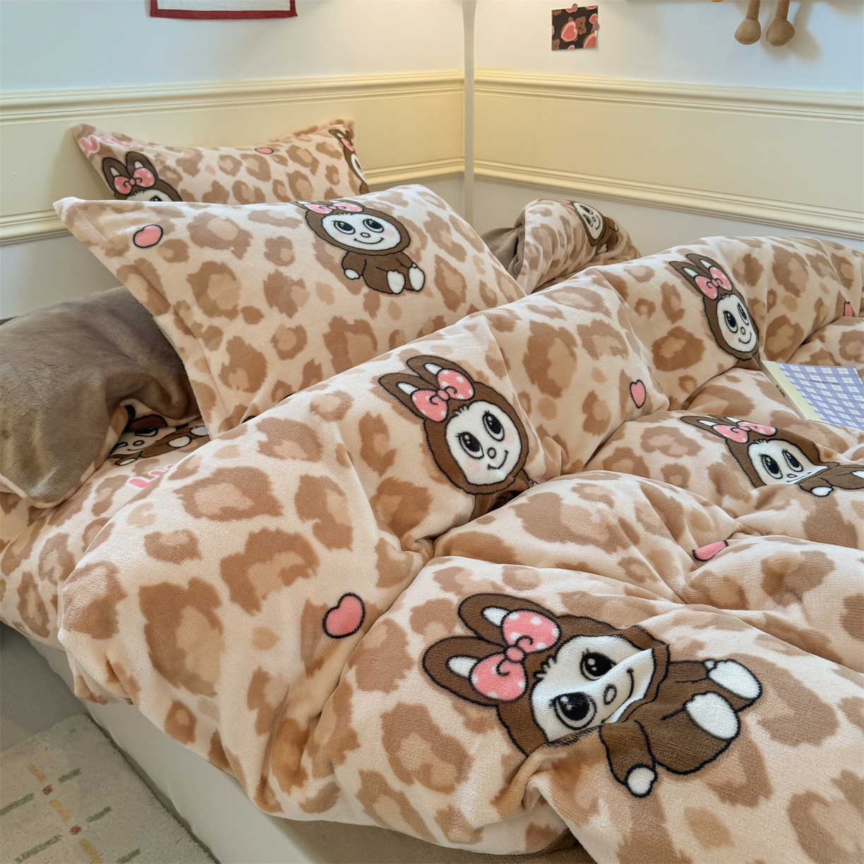 91家纺网 家纺一手货源 找家纺 艾特你 2025新款小清新高克重加厚牛奶绒印花四件套--风格二小窝图 幸运布布