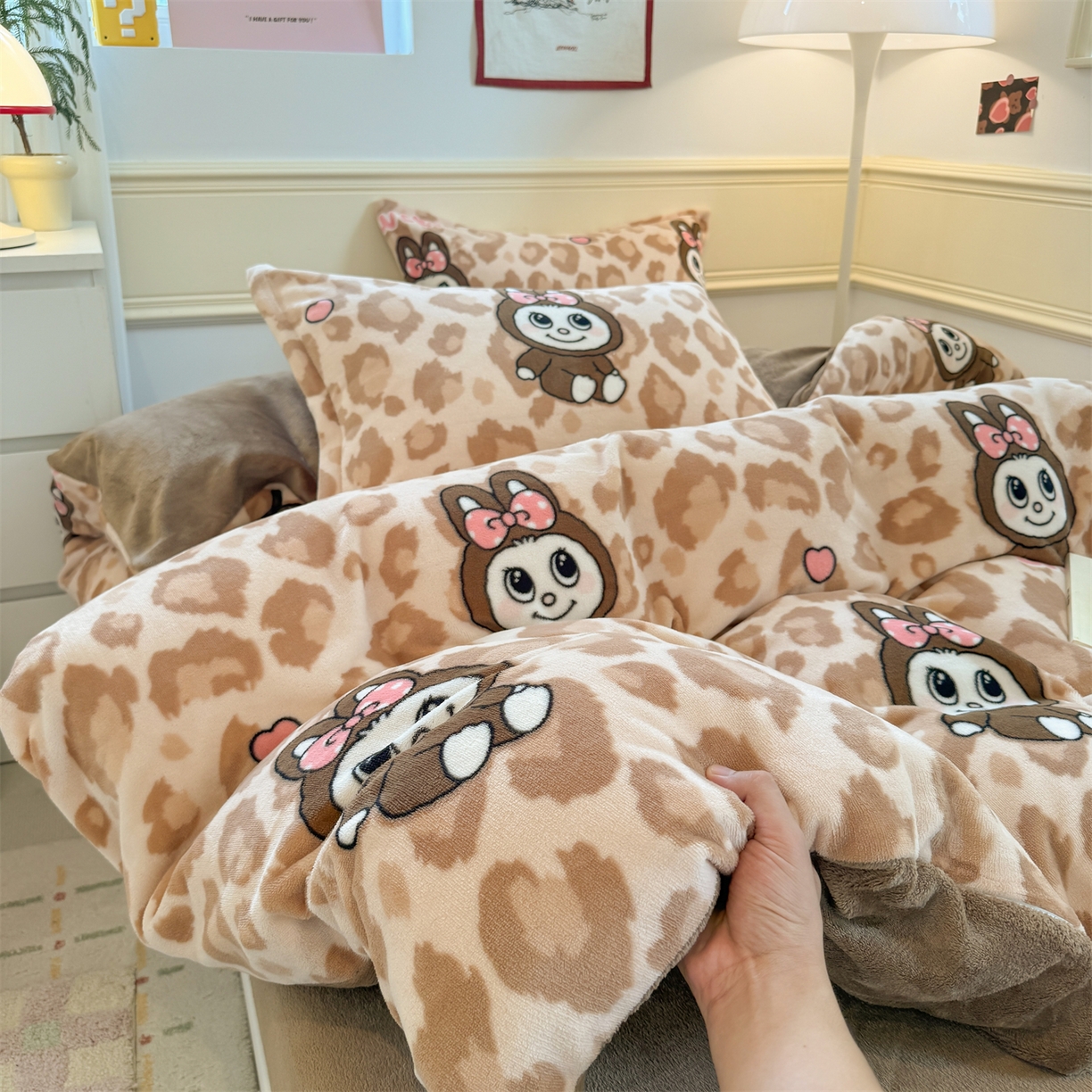 91家纺网 家纺一手货源 找家纺 艾特你 2025新款小清新高克重加厚牛奶绒印花四件套--风格二小窝图 幸运布布