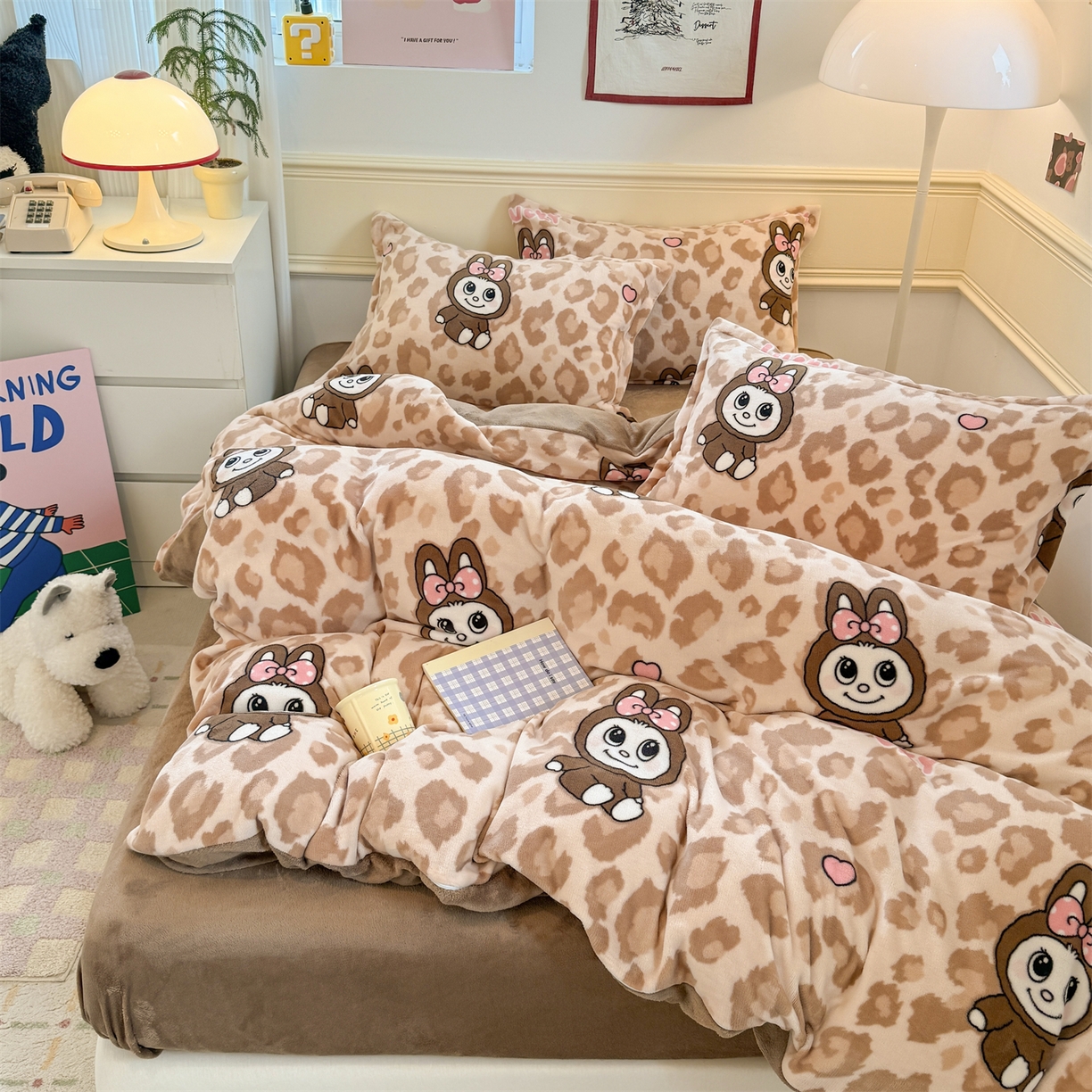 91家纺网 家纺一手货源 找家纺 艾特你 2025新款小清新高克重加厚牛奶绒印花四件套--风格二小窝图 幸运布布