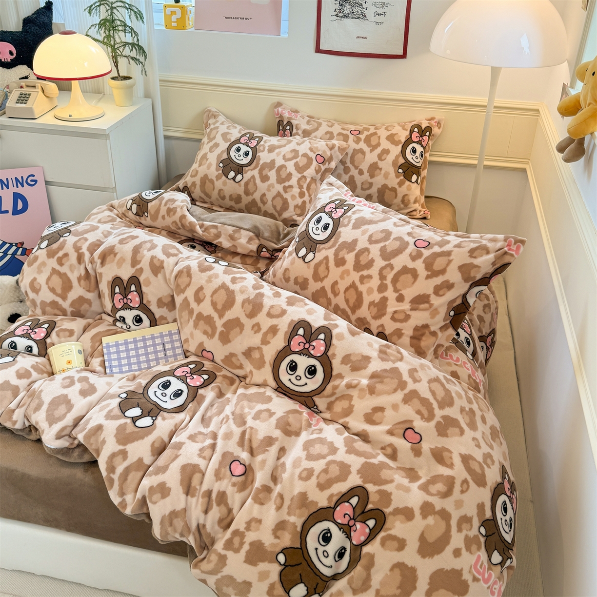 91家纺网 家纺一手货源 找家纺 艾特你 2025新款小清新高克重加厚牛奶绒印花四件套--风格二小窝图 幸运布布