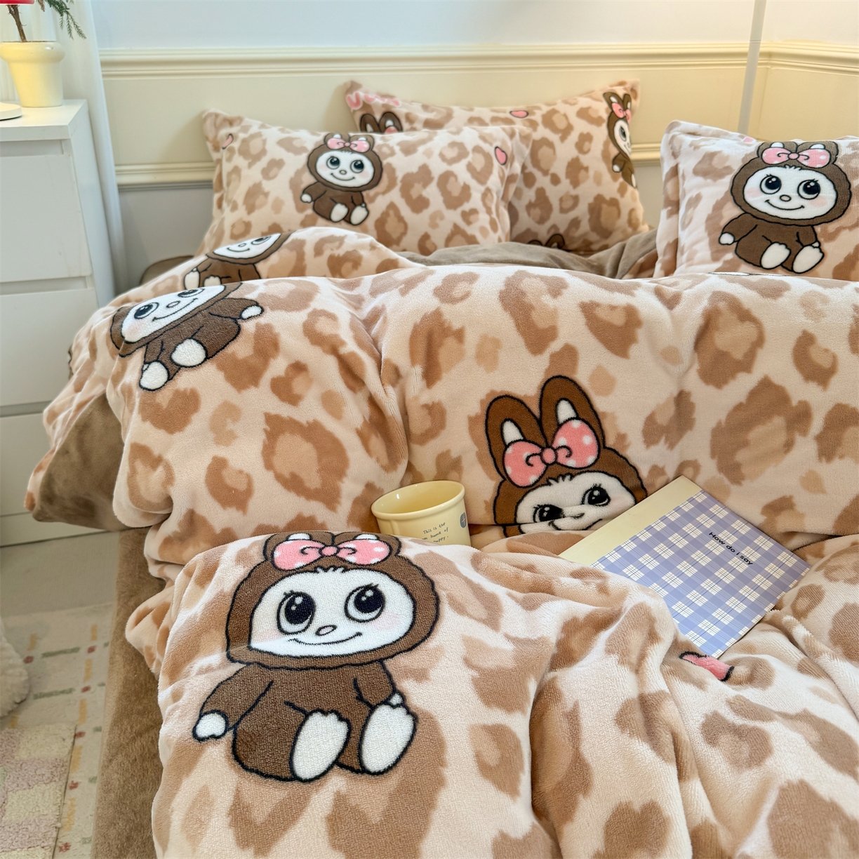 91家纺网 家纺一手货源 找家纺 艾特你 2025新款小清新高克重加厚牛奶绒印花四件套--风格二小窝图 幸运布布