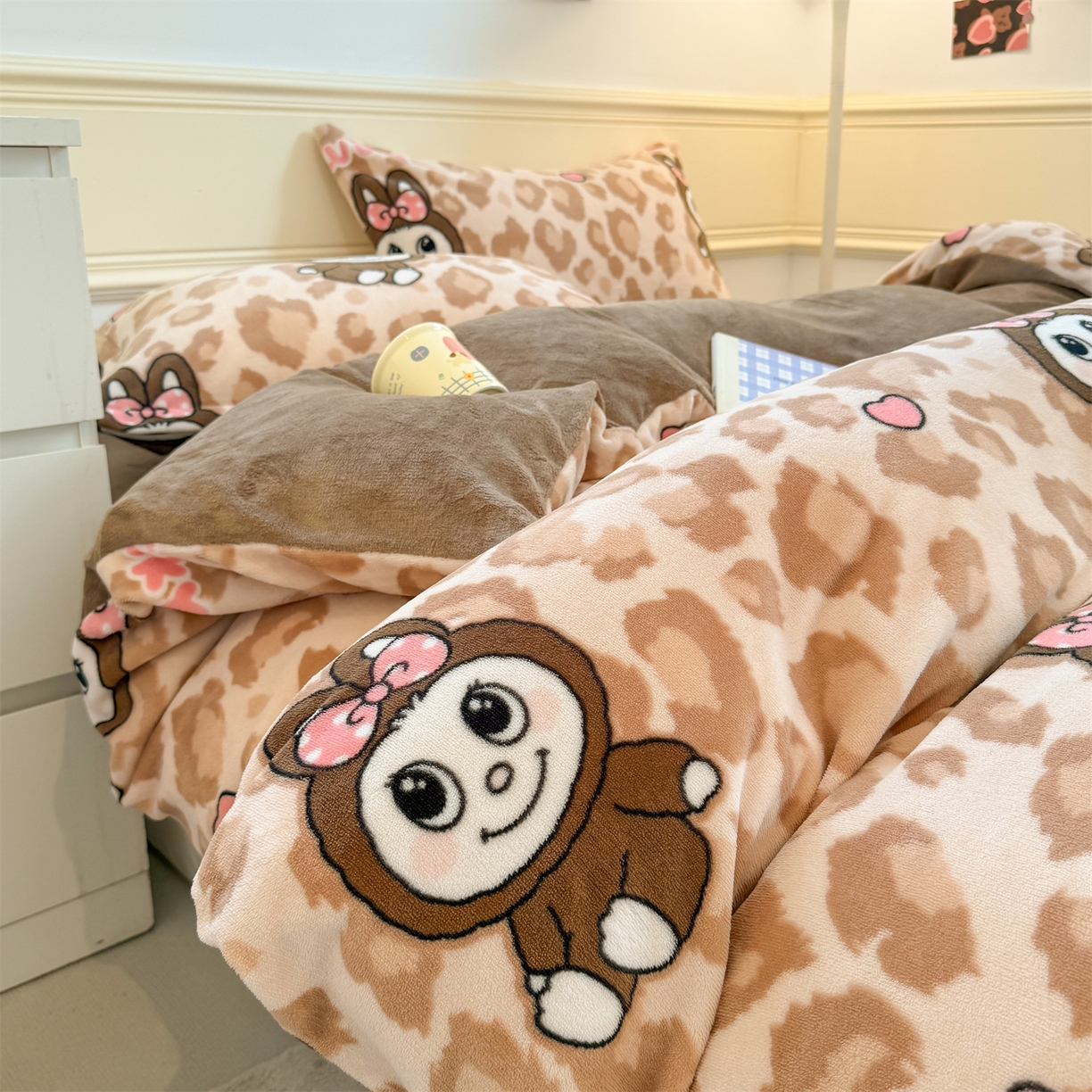 91家纺网 家纺一手货源 找家纺 艾特你 2025新款小清新高克重加厚牛奶绒印花四件套--风格二小窝图 幸运布布