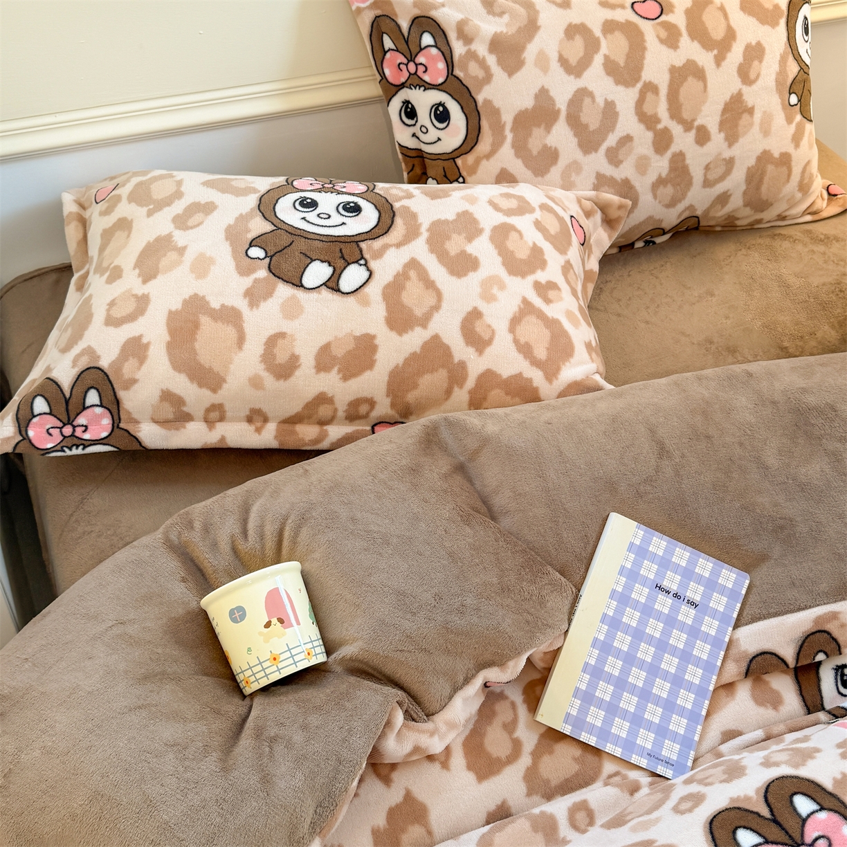 91家纺网 家纺一手货源 找家纺 艾特你 2025新款小清新高克重加厚牛奶绒印花四件套--风格二小窝图 幸运布布