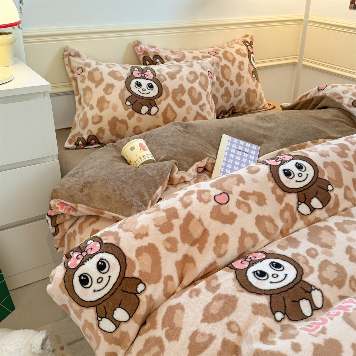 91家纺网 家纺一手货源 找家纺 艾特你 2025新款小清新高克重加厚牛奶绒印花四件套--风格二小窝图 幸运布布