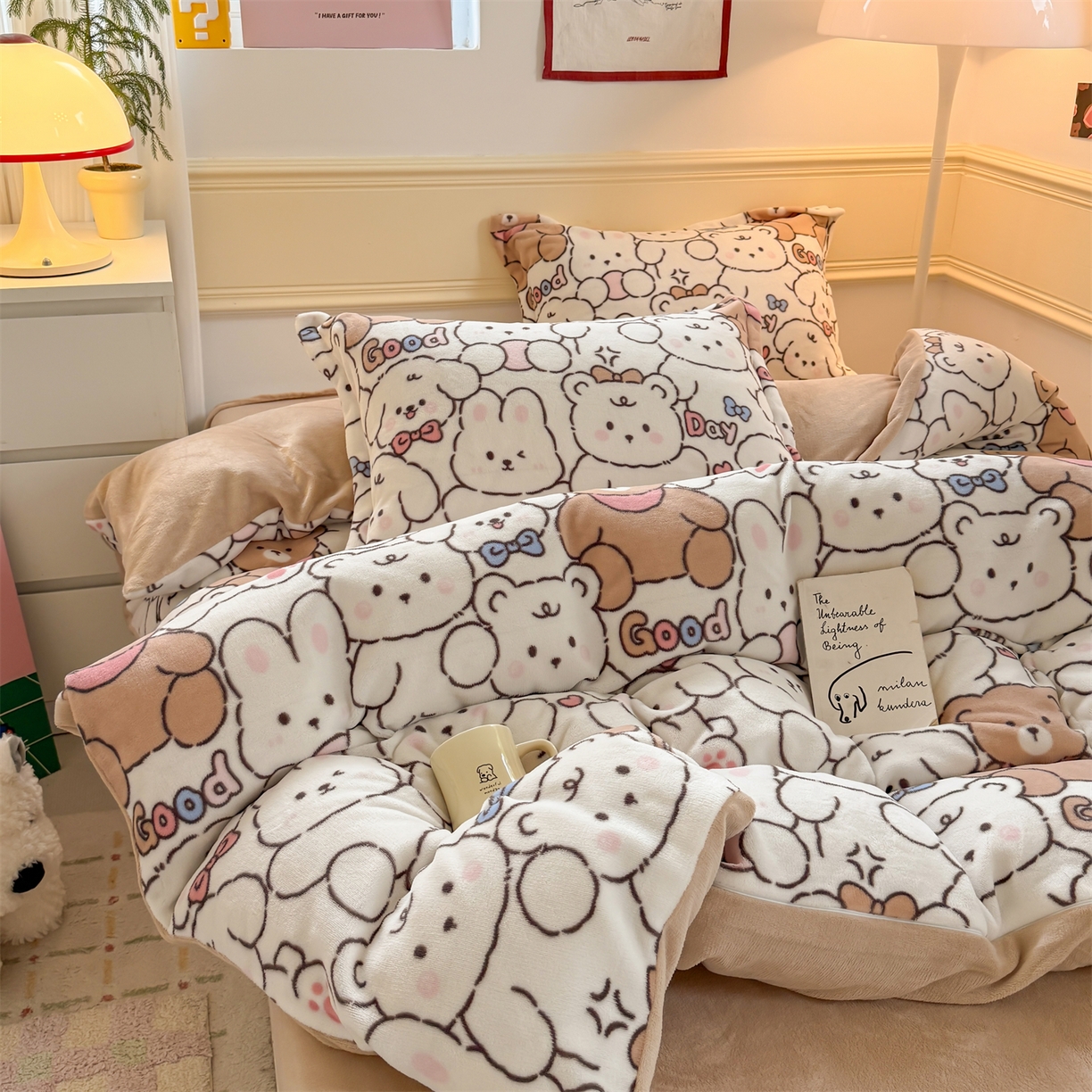 91家纺网 家纺一手货源 找家纺 艾特你 2025新款小清新高克重加厚牛奶绒印花四件套--风格二小窝图 熊多多