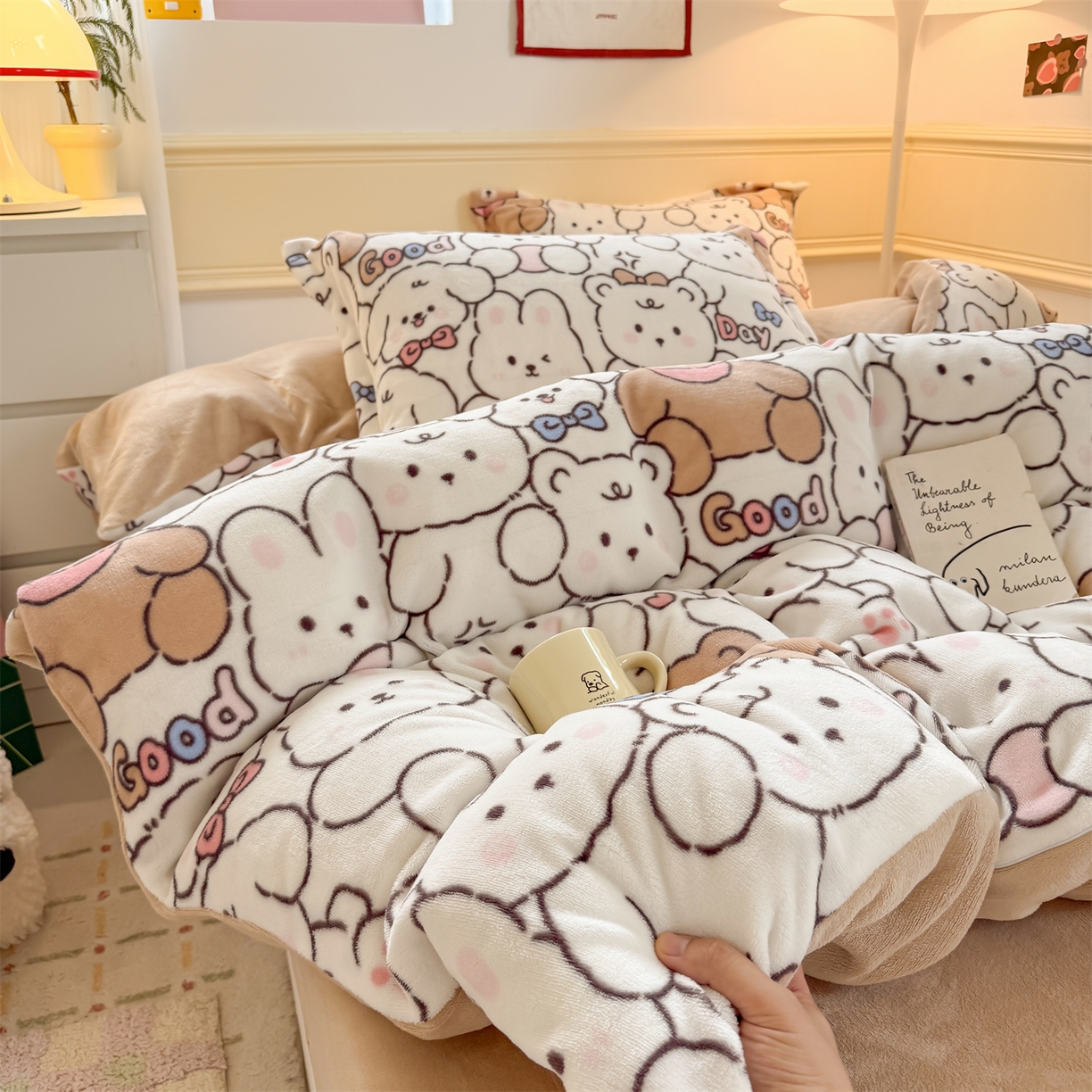 91家纺网 家纺一手货源 找家纺 艾特你 2025新款小清新高克重加厚牛奶绒印花四件套--风格二小窝图 熊多多