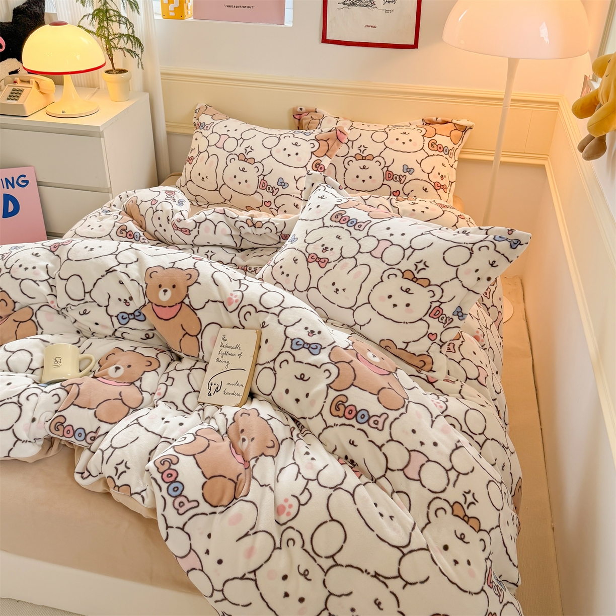 91家纺网 家纺一手货源 找家纺 艾特你 2025新款小清新高克重加厚牛奶绒印花四件套--风格二小窝图 熊多多