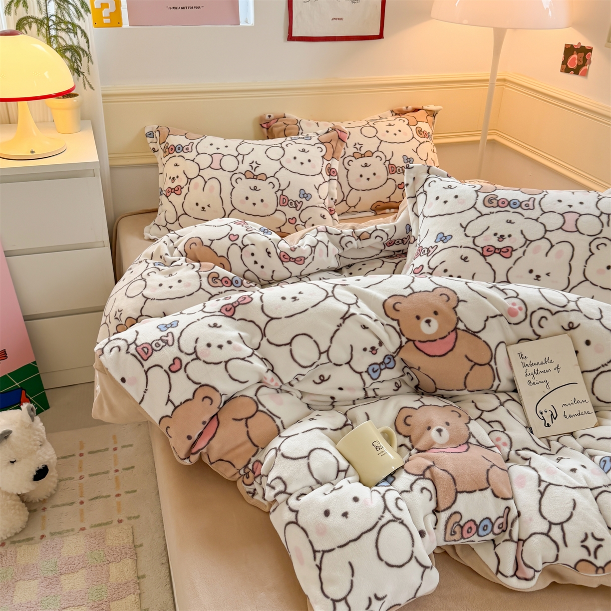 91家纺网 家纺一手货源 找家纺 艾特你 2025新款小清新高克重加厚牛奶绒印花四件套--风格二小窝图 熊多多