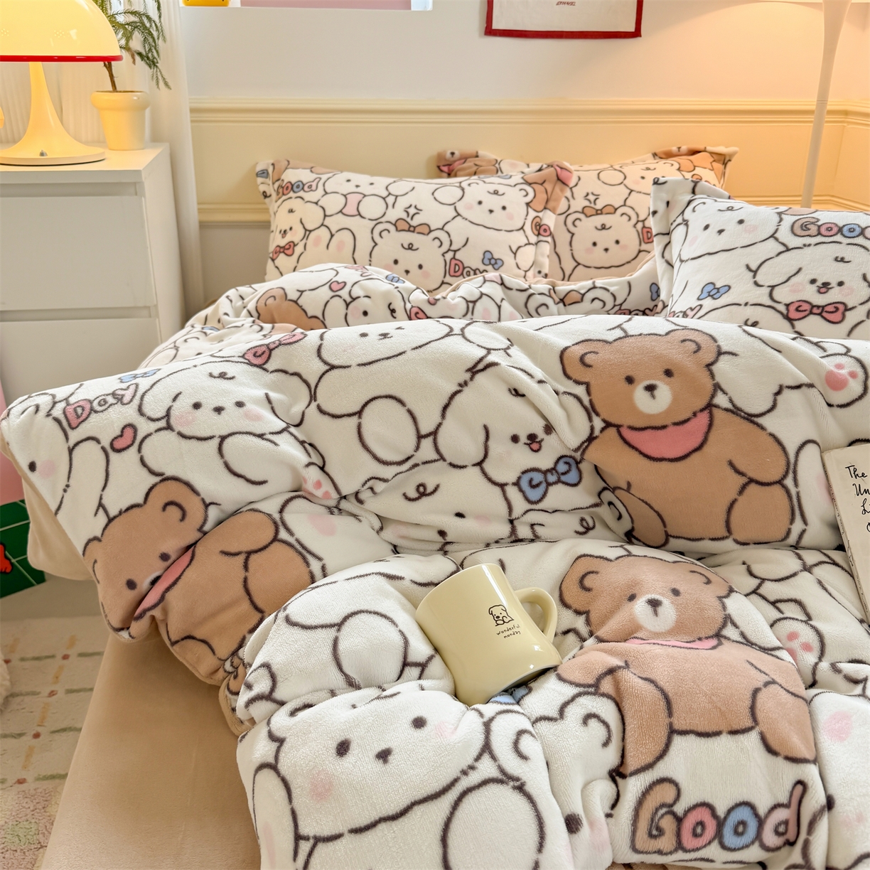 91家纺网 家纺一手货源 找家纺 艾特你 2025新款小清新高克重加厚牛奶绒印花四件套--风格二小窝图 熊多多