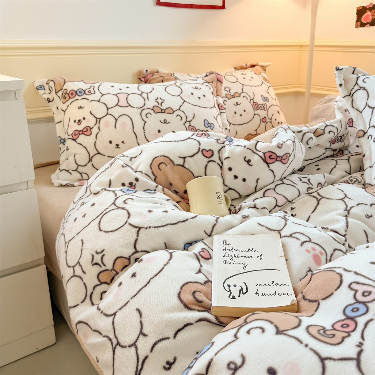 91家纺网 家纺一手货源 找家纺 艾特你 2025新款小清新高克重加厚牛奶绒印花四件套--风格二小窝图 熊多多