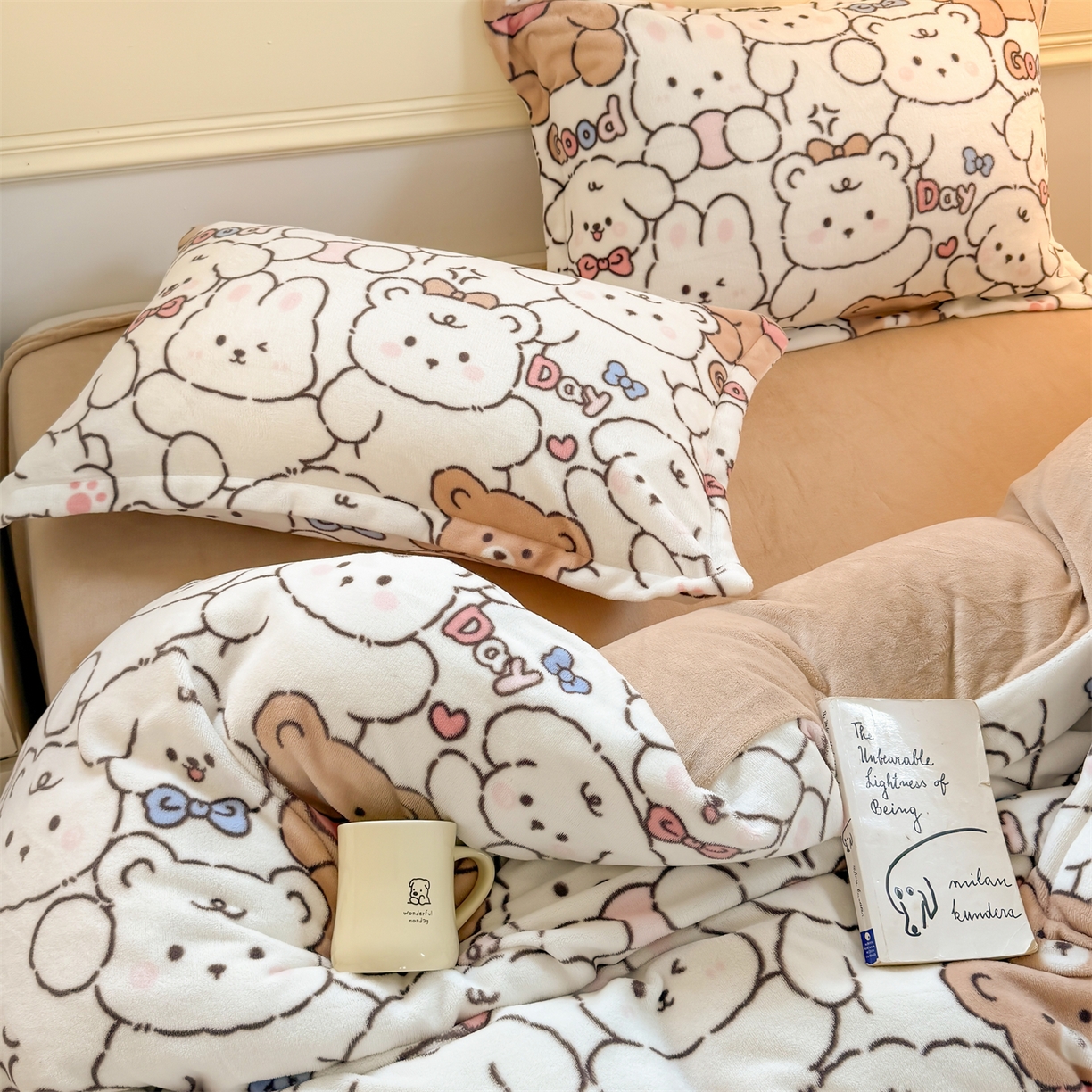 91家纺网 家纺一手货源 找家纺 艾特你 2025新款小清新高克重加厚牛奶绒印花四件套--风格二小窝图 熊多多