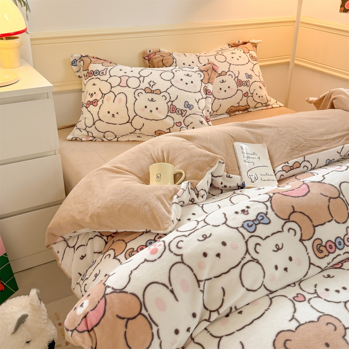 91家纺网 家纺一手货源 找家纺 艾特你 2025新款小清新高克重加厚牛奶绒印花四件套--风格二小窝图 熊多多