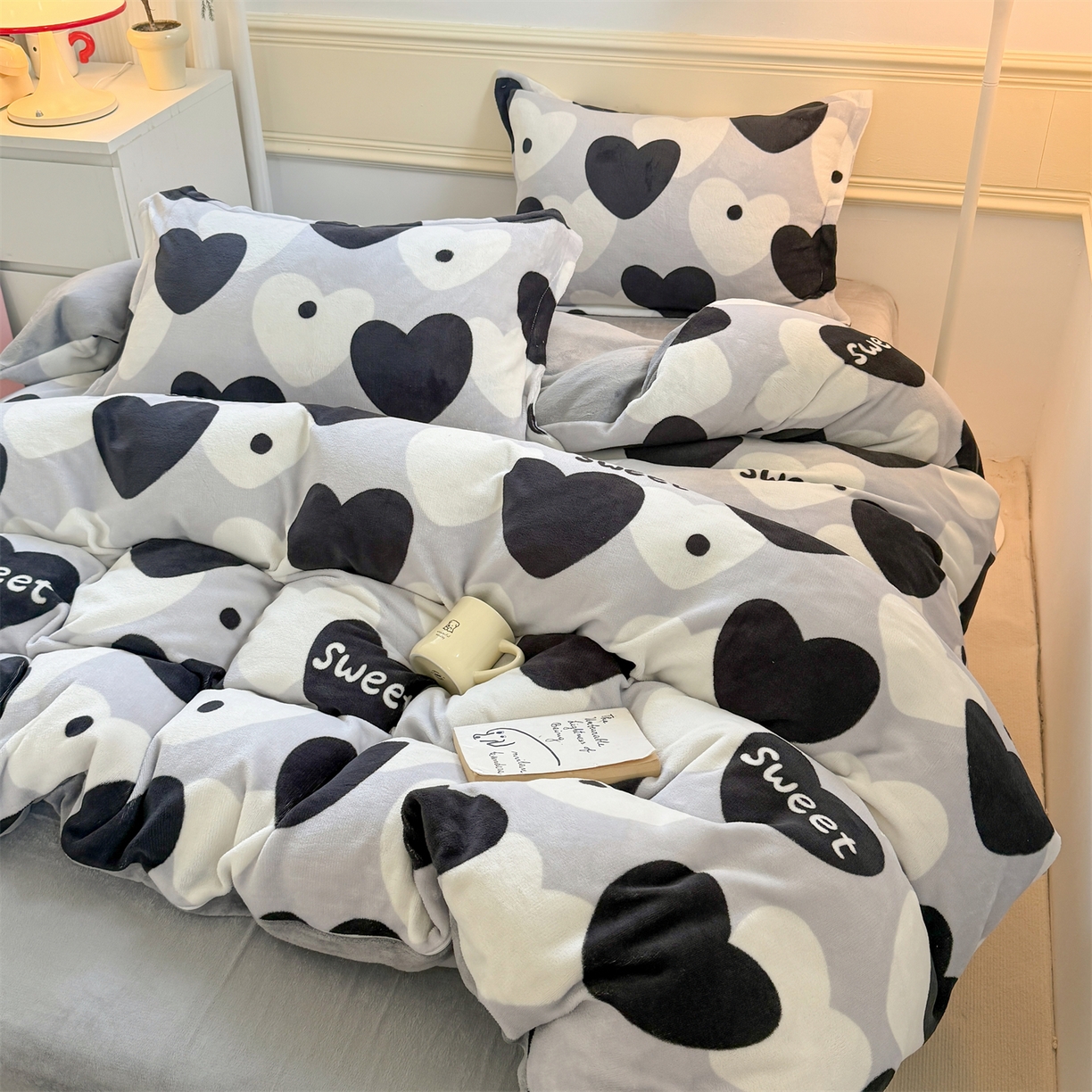 91家纺网 家纺一手货源 找家纺 艾特你 2025新款小清新高克重加厚牛奶绒印花四件套--风格二小窝图 夜空之星