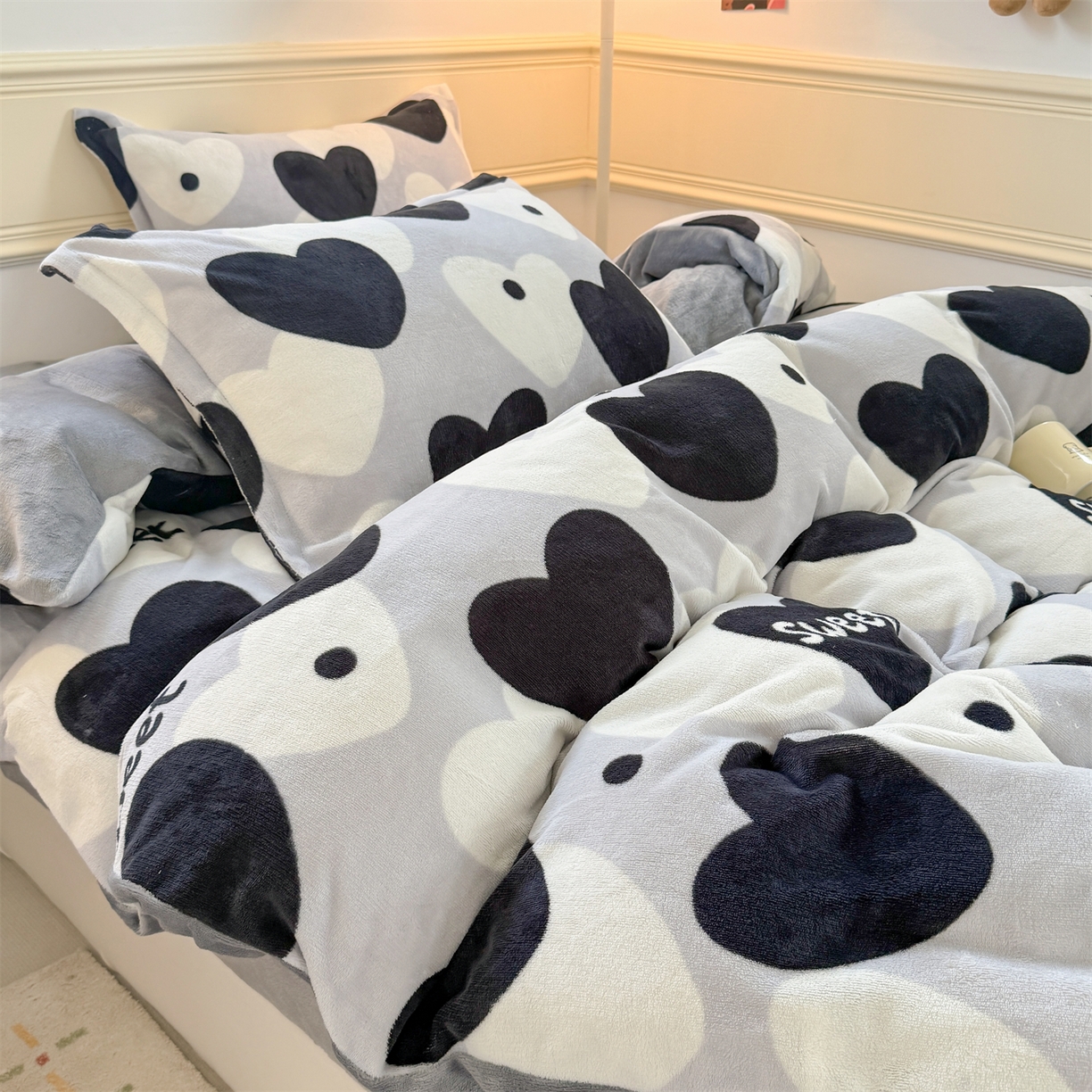 91家纺网 家纺一手货源 找家纺 艾特你 2025新款小清新高克重加厚牛奶绒印花四件套--风格二小窝图 夜空之星