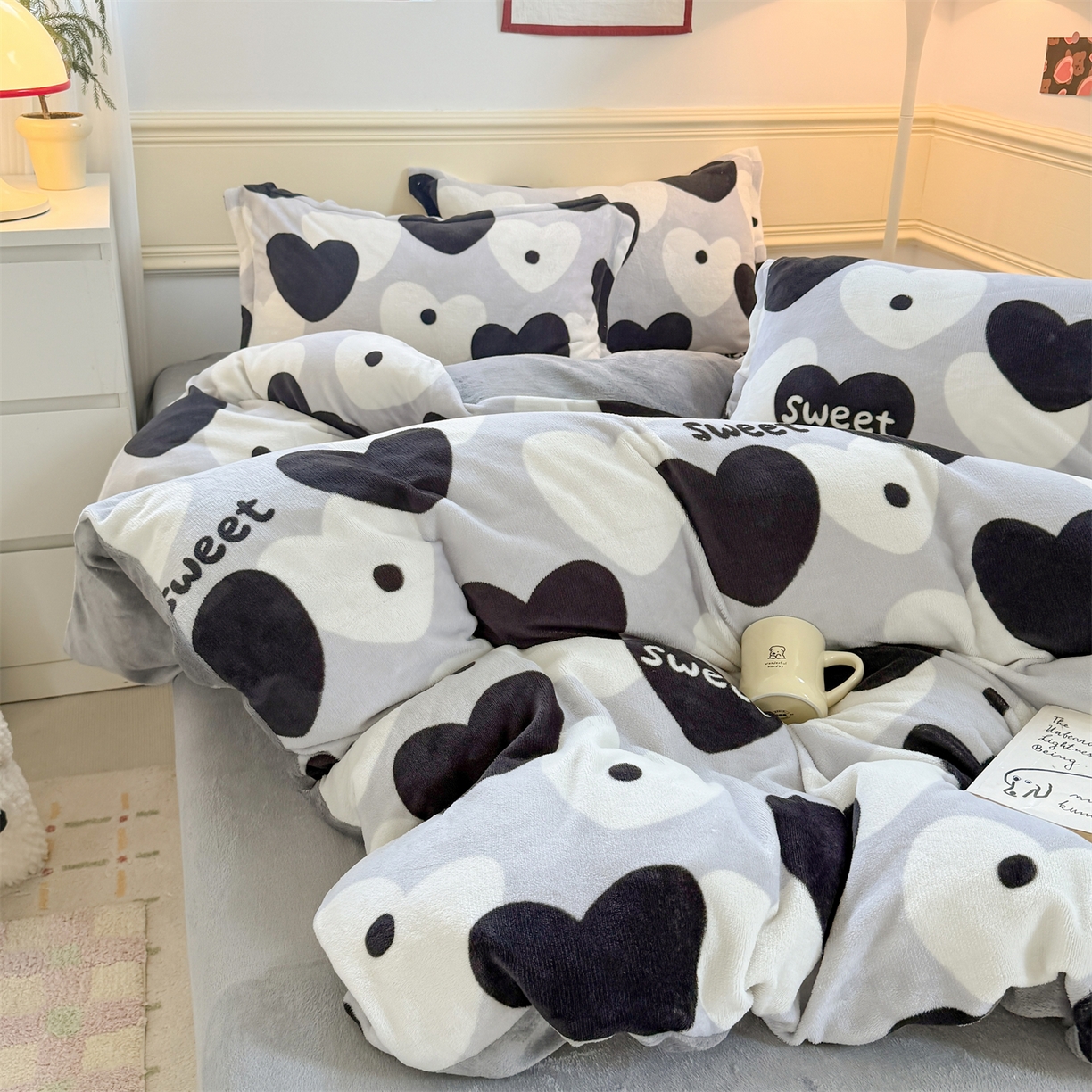 91家纺网 家纺一手货源 找家纺 艾特你 2025新款小清新高克重加厚牛奶绒印花四件套--风格二小窝图 夜空之星