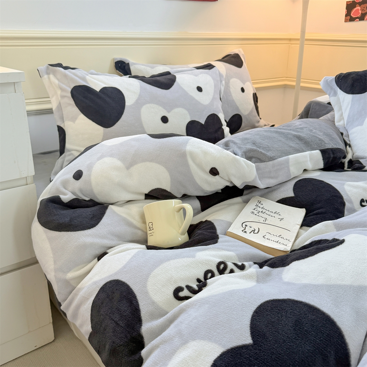 91家纺网 家纺一手货源 找家纺 艾特你 2025新款小清新高克重加厚牛奶绒印花四件套--风格二小窝图 夜空之星