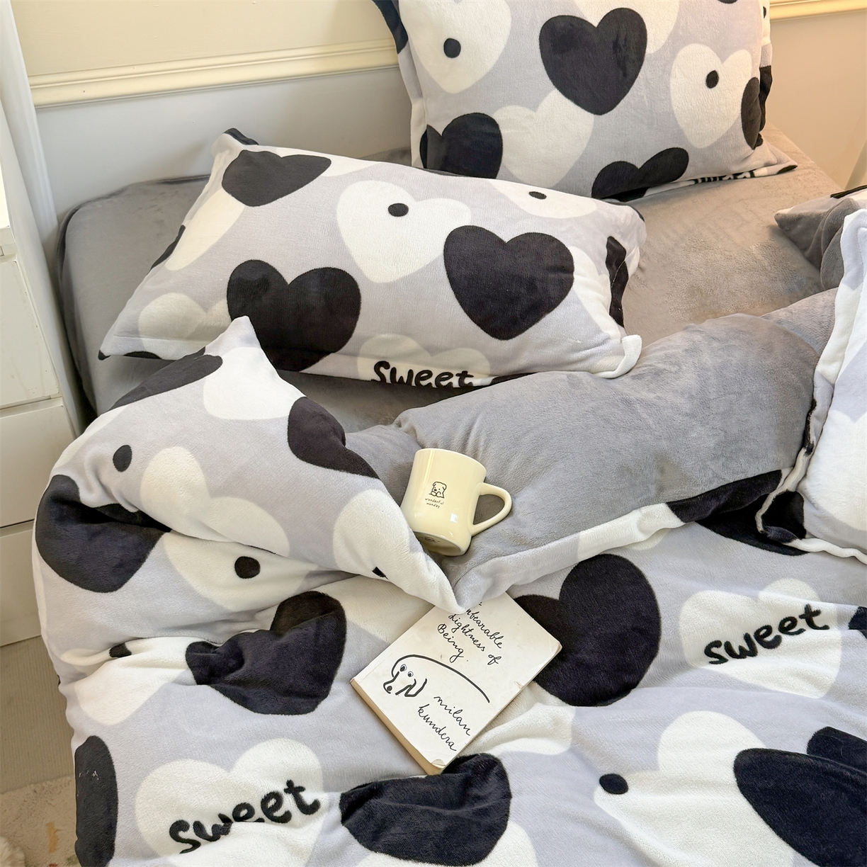 91家纺网 家纺一手货源 找家纺 艾特你 2025新款小清新高克重加厚牛奶绒印花四件套--风格二小窝图 夜空之星