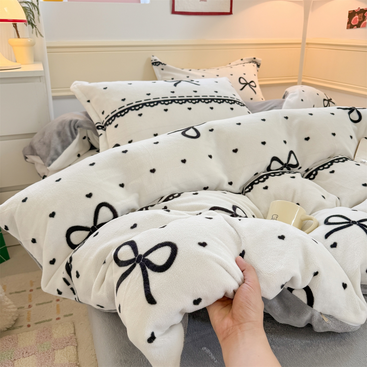 91家纺网 家纺一手货源 找家纺 艾特你 2025新款小清新高克重加厚牛奶绒印花四件套--风格二小窝图 夜曲