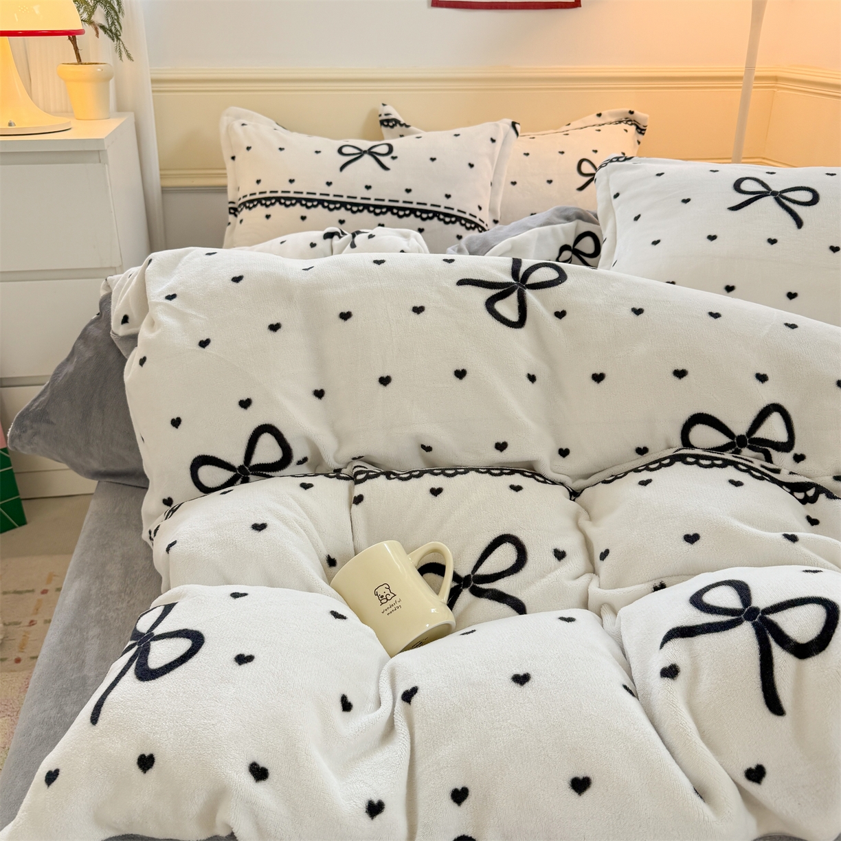 91家纺网 家纺一手货源 找家纺 艾特你 2025新款小清新高克重加厚牛奶绒印花四件套--风格二小窝图 夜曲