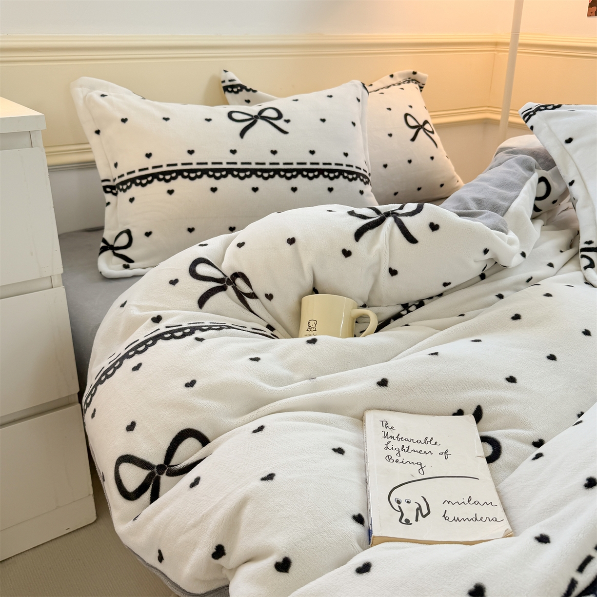 91家纺网 家纺一手货源 找家纺 艾特你 2025新款小清新高克重加厚牛奶绒印花四件套--风格二小窝图 夜曲