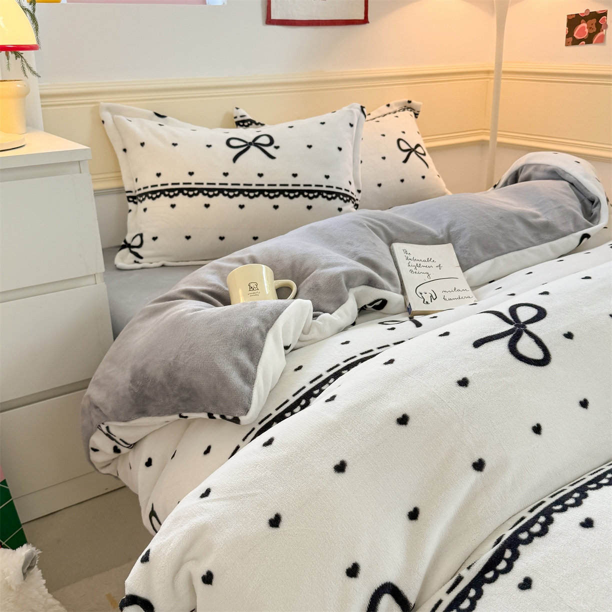 91家纺网 家纺一手货源 找家纺 艾特你 2025新款小清新高克重加厚牛奶绒印花四件套--风格二小窝图 夜曲