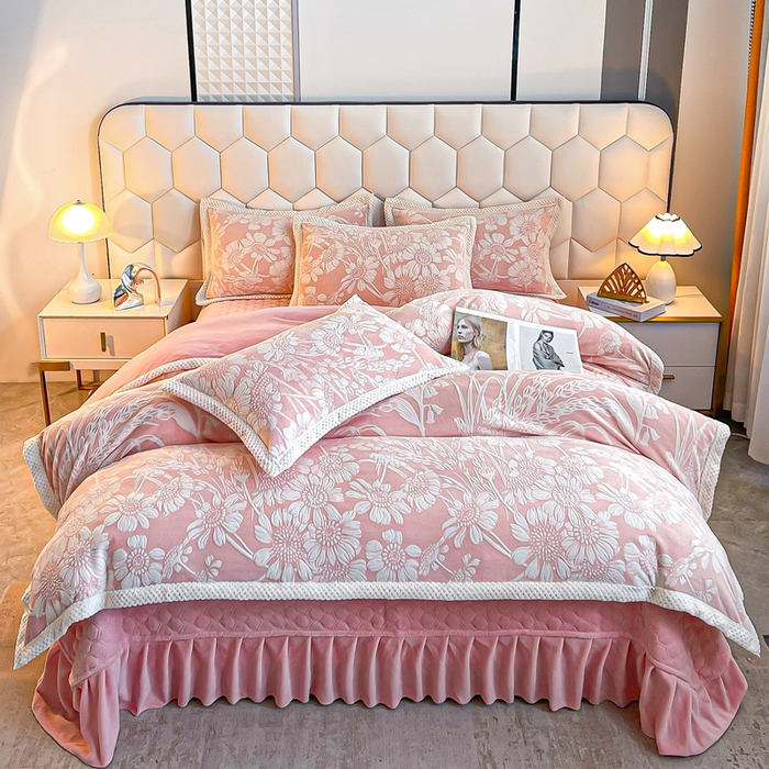 91家纺网 家纺一手货源 找家纺 （总）芷卧 2025新款韩版立体雕花牛奶绒夹棉床盖款四件套