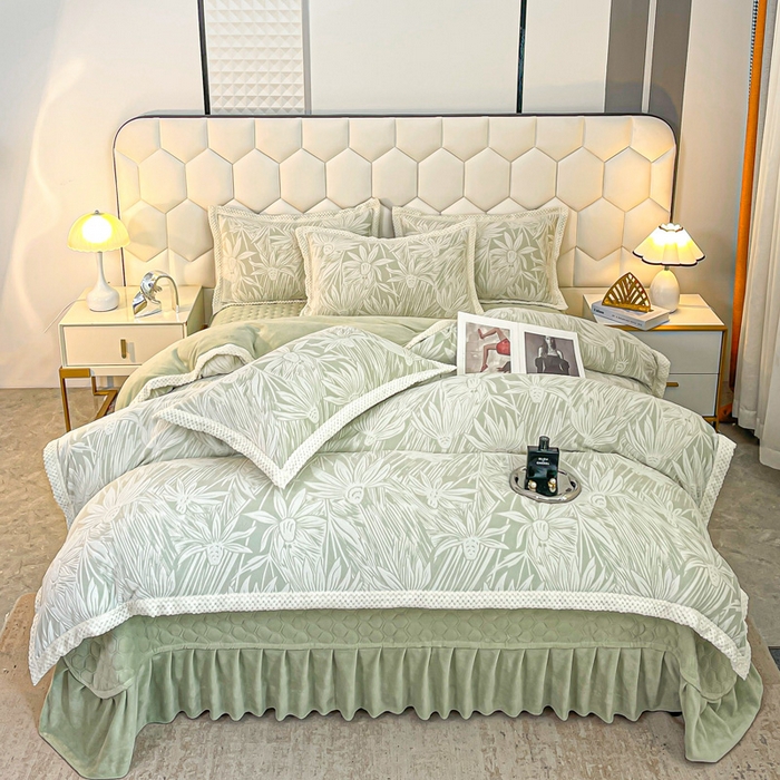 91家纺网 家纺一手货源 找家纺 （总）芷卧 2025新款韩版立体雕花牛奶绒夹棉床盖款四件套