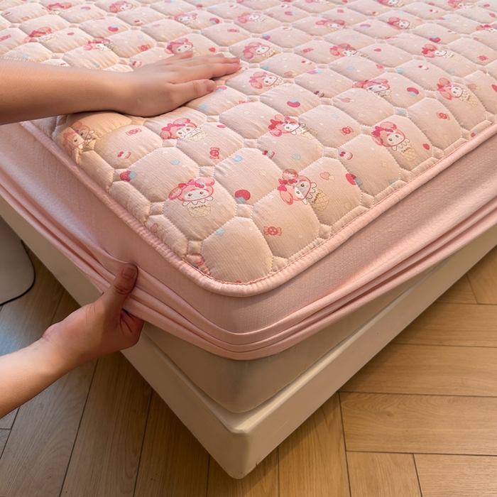 91家纺网 家纺一手货源 找家纺 （总）澜妃 2025新款云感皱皱纱双层纱印花夹棉床褥-床笠款