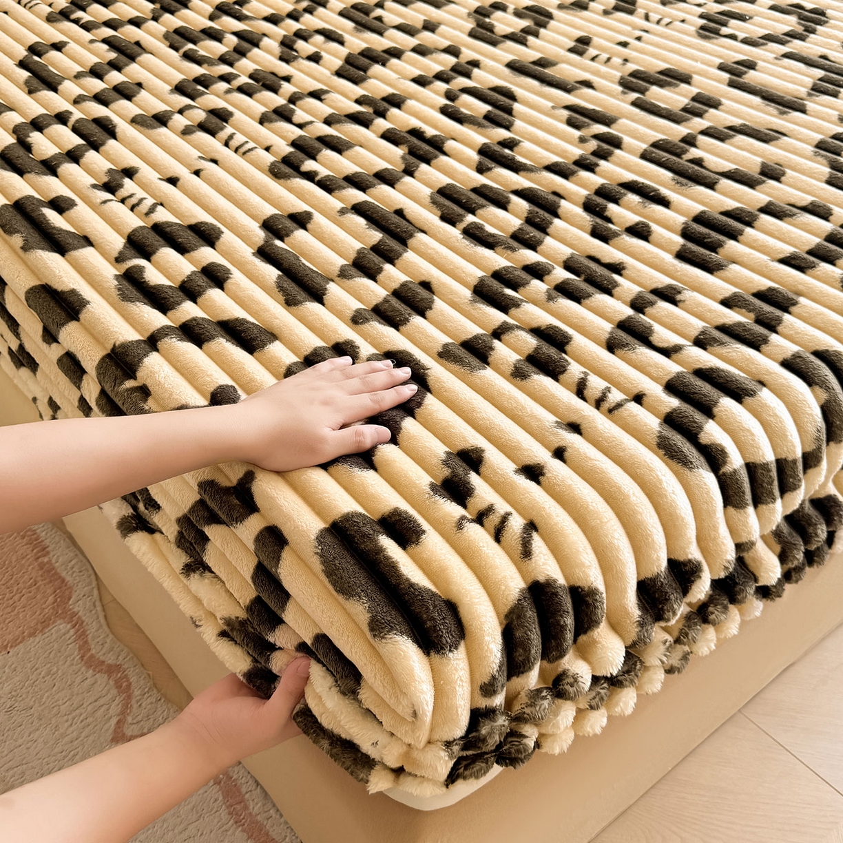 91家纺网 家纺一手货源 找家纺 眠势力 2025新款兔兔绒抽条印花床笠款四件套冬季兔绒加绒保暖四件套 豹纹KT