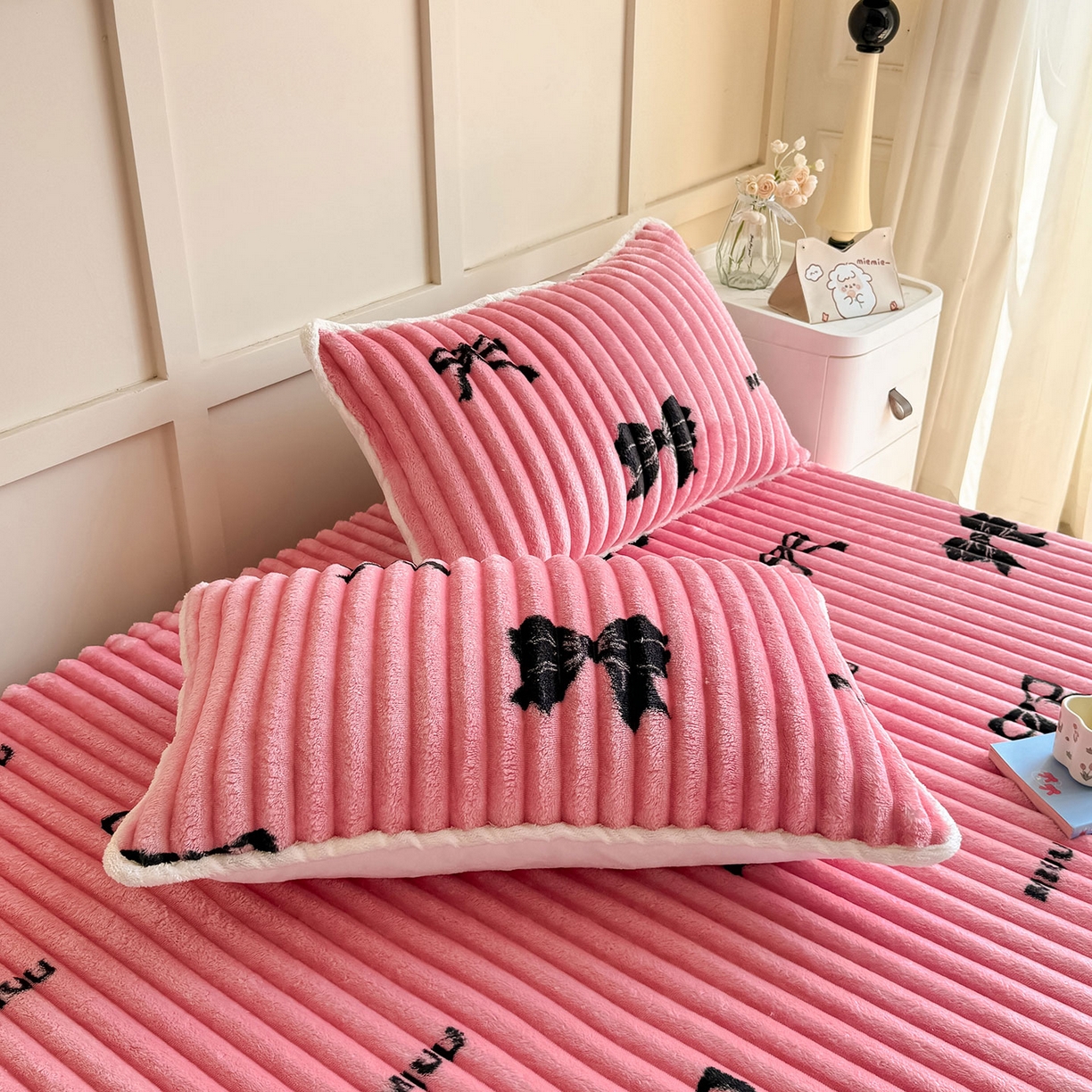 91家纺网 家纺一手货源 找家纺 眠势力 2025新款兔兔绒抽条印花床笠款四件套冬季兔绒加绒保暖四件套 粉色记忆