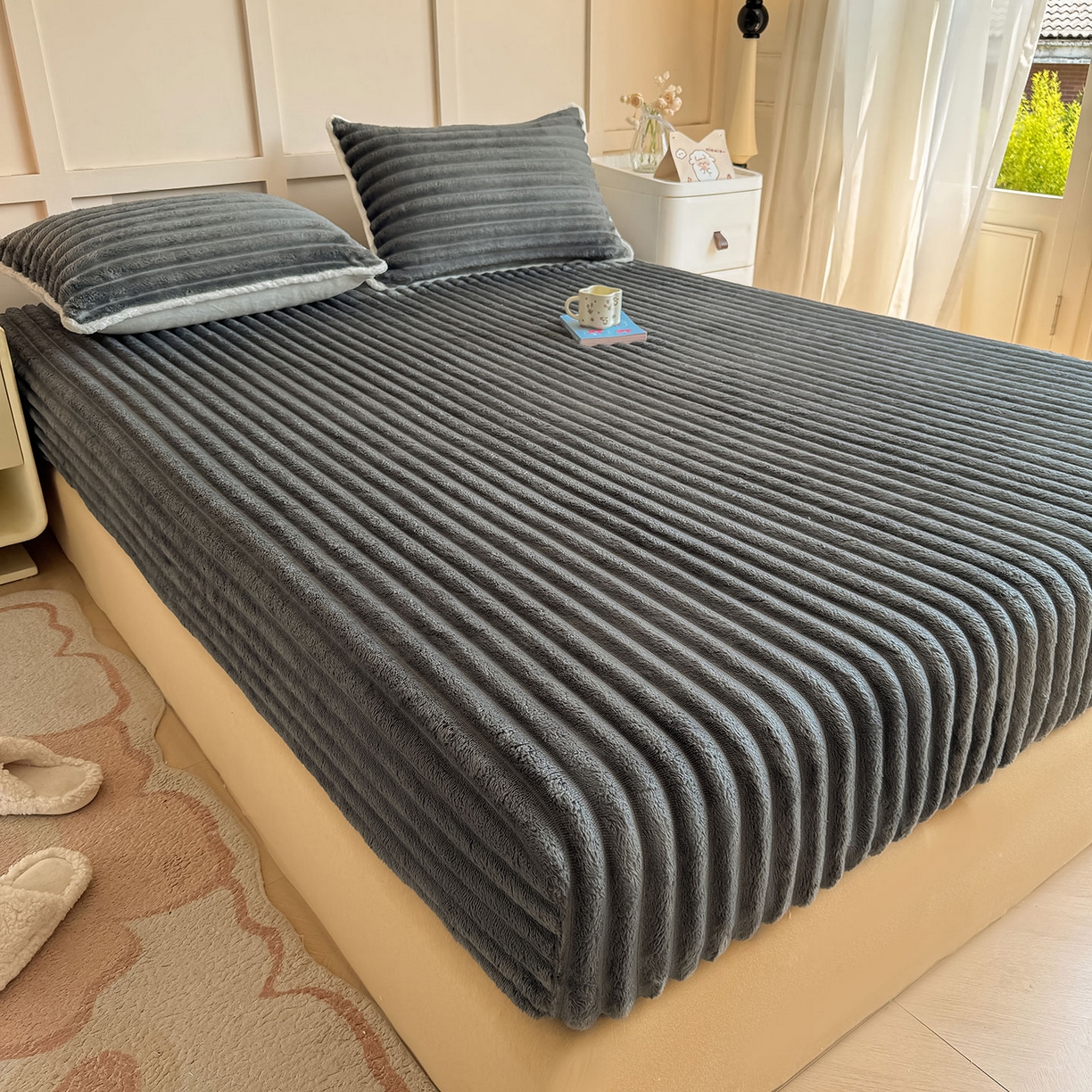 91家纺网 家纺一手货源 找家纺 眠势力 2025新款兔兔绒抽条印花床笠款四件套冬季兔绒加绒保暖四件套 高级灰