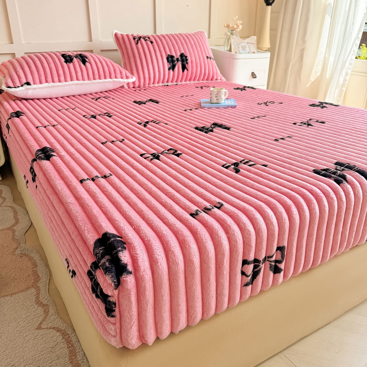 91家纺网 家纺一手货源 找家纺 眠势力 2025新款兔兔绒抽条印花床笠款四件套冬季兔绒加绒保暖四件套 粉色记忆